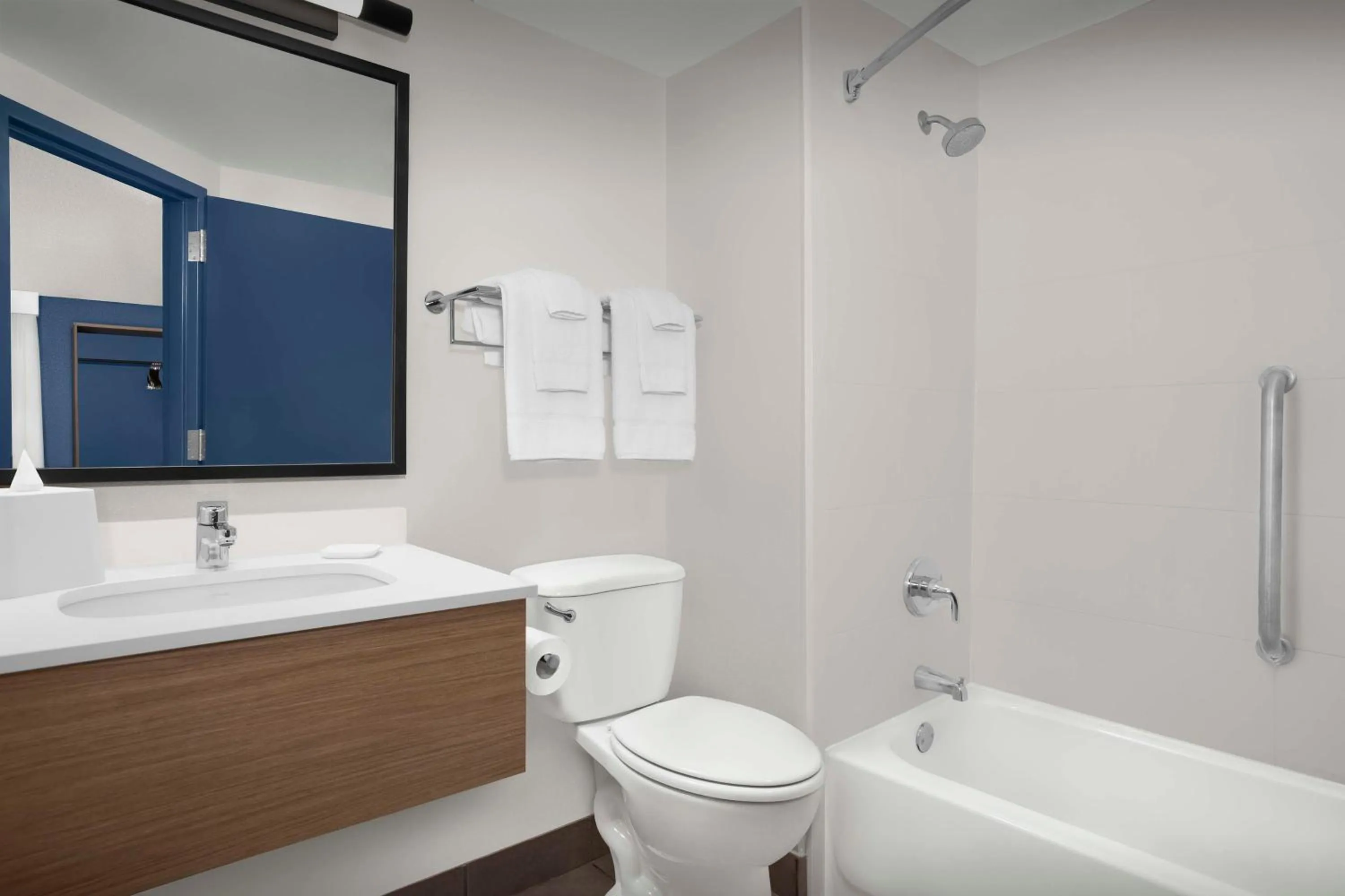 Bathroom in Quality Inn San Antonio Fiesta at Six Flags