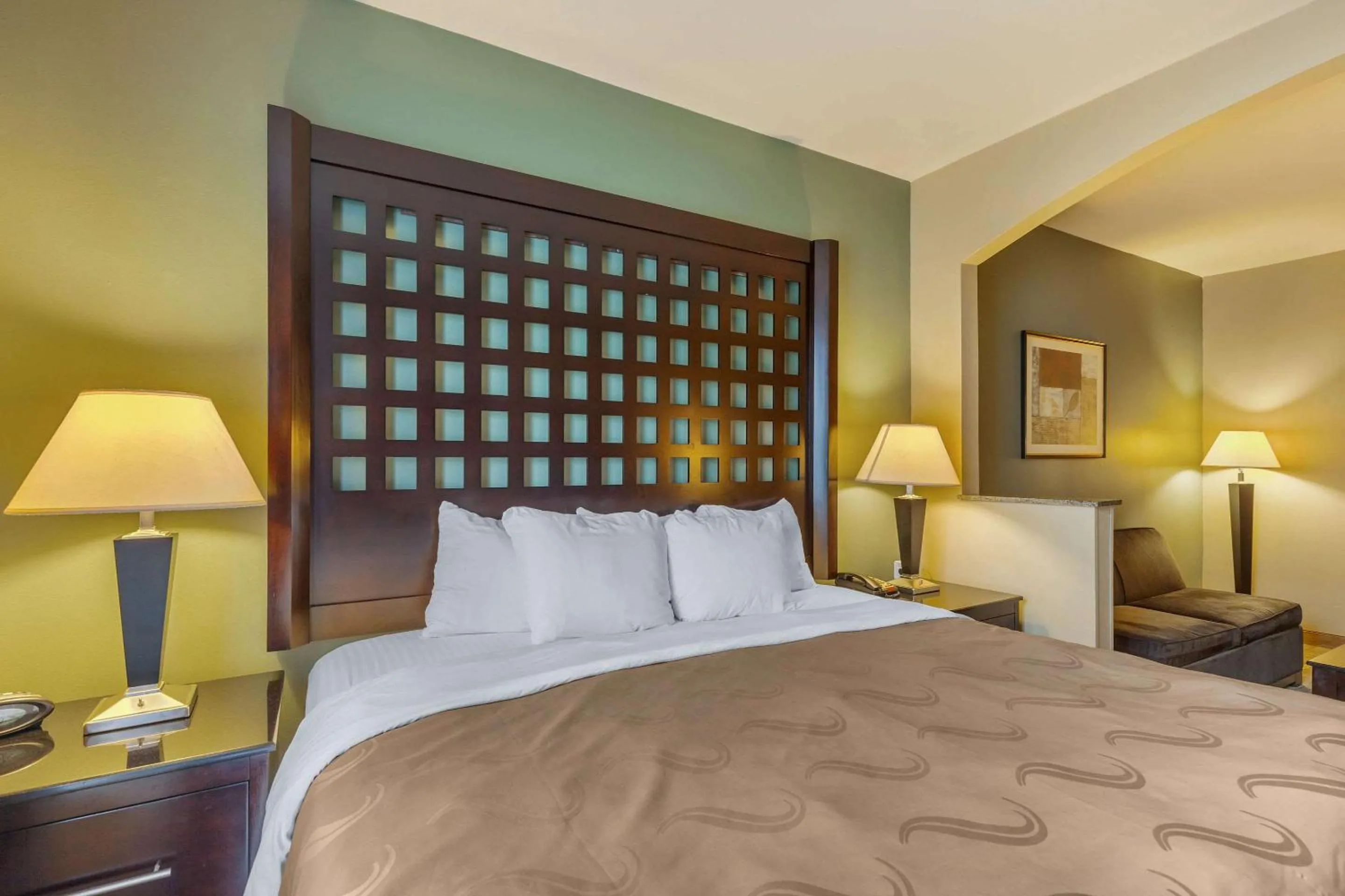 Photo of the whole room, Bed in Quality Suites Sherman