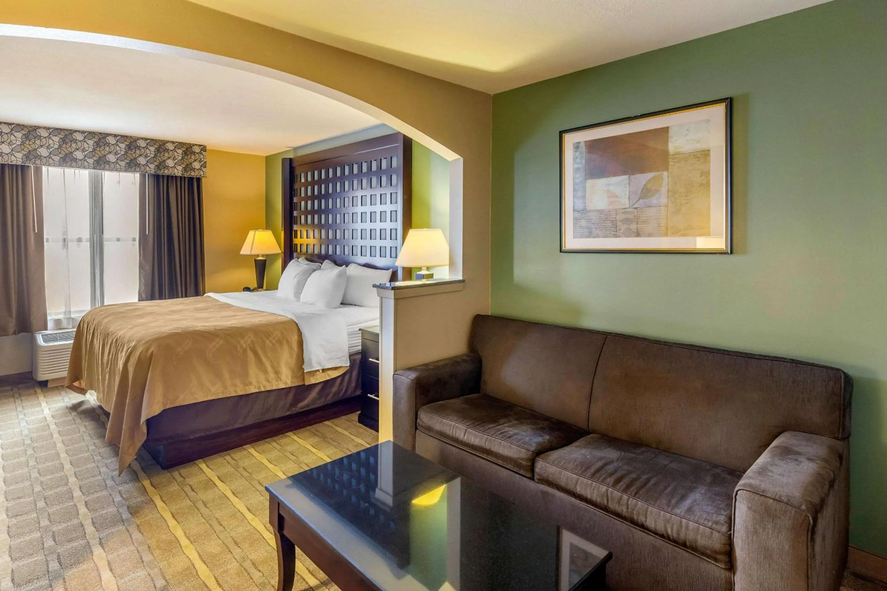 Photo of the whole room, Bed in Quality Suites Sherman