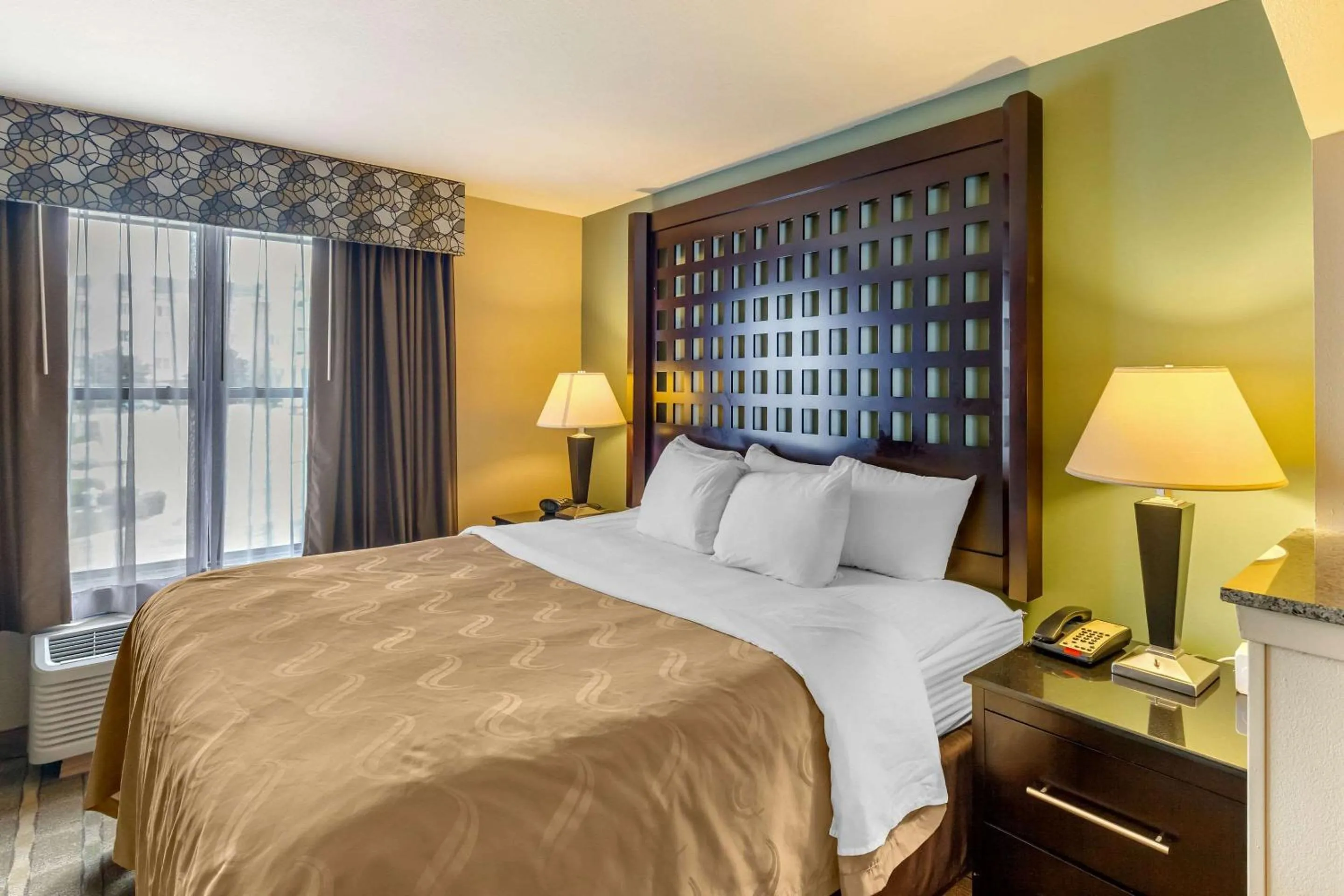 Photo of the whole room, Bed in Quality Suites Sherman