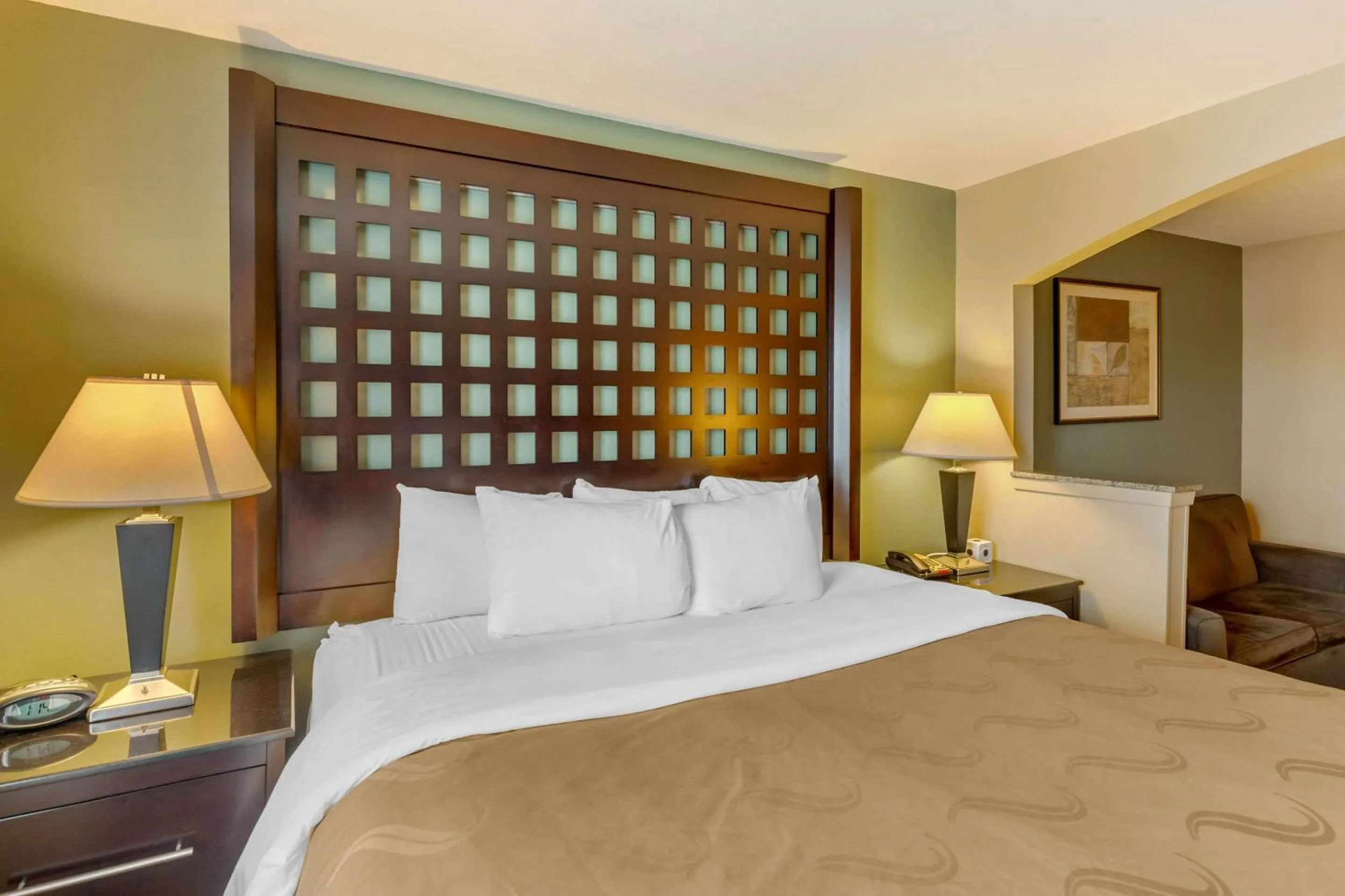 Photo of the whole room, Bed in Quality Suites Sherman