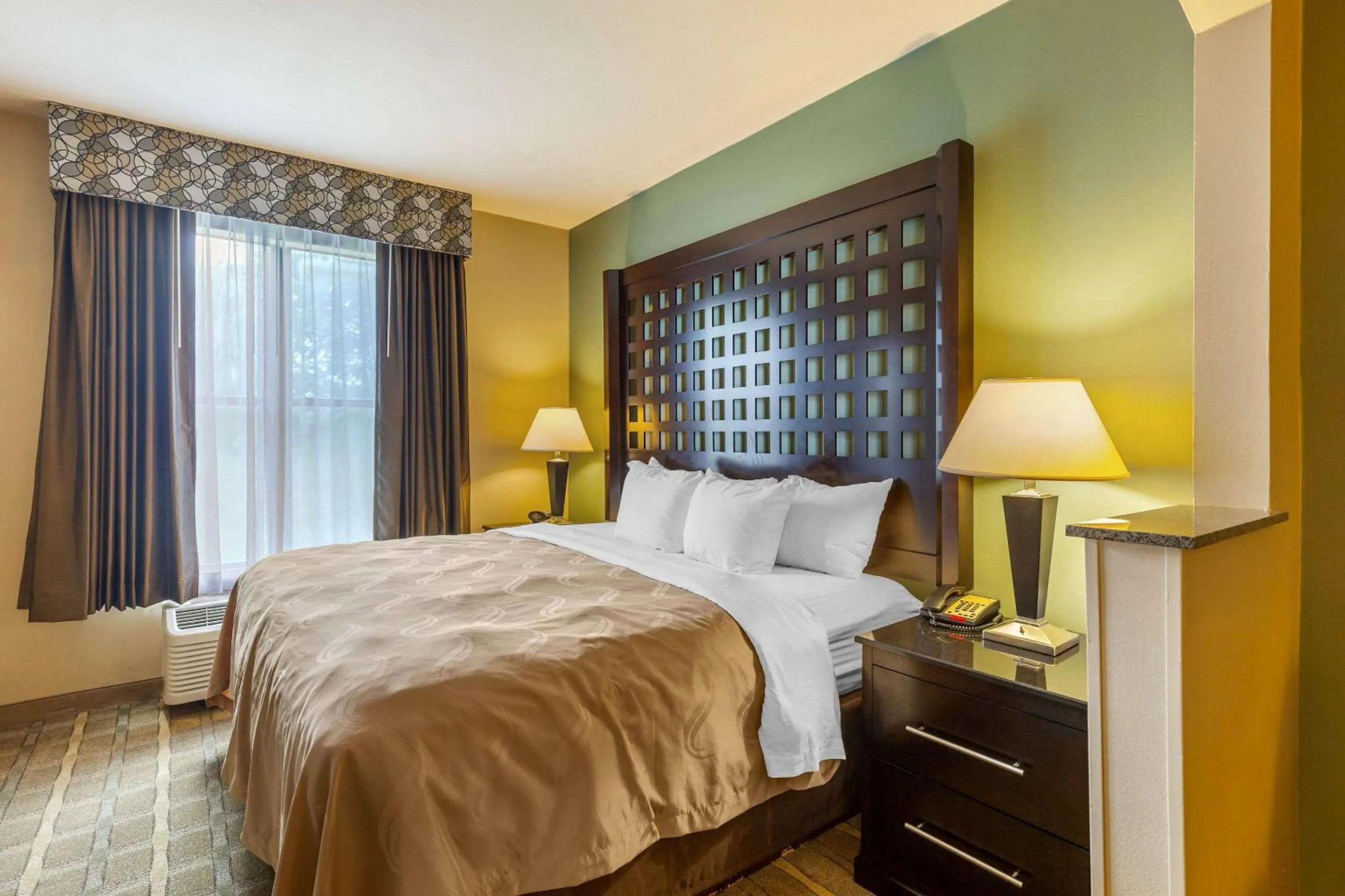 Photo of the whole room, Bed in Quality Suites Sherman