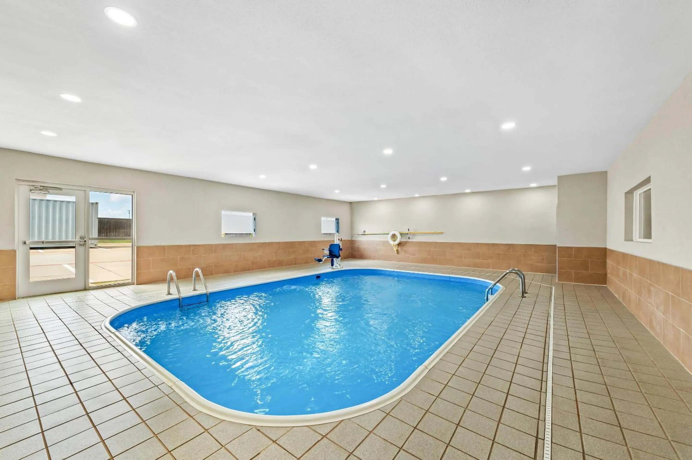 Swimming pool in Comfort Suites Longview North