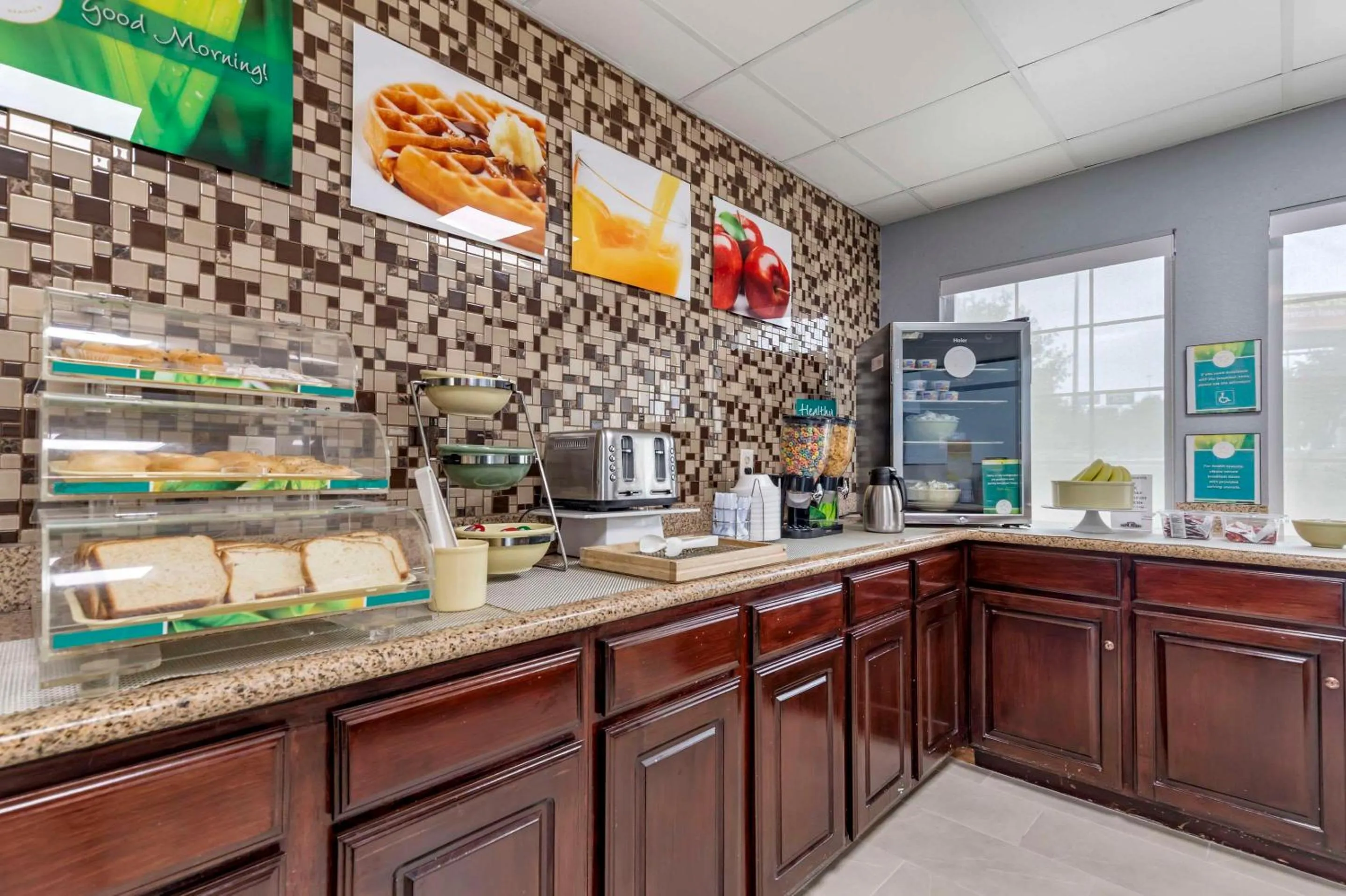 Breakfast in Quality Inn Near Seaworld - Lackland