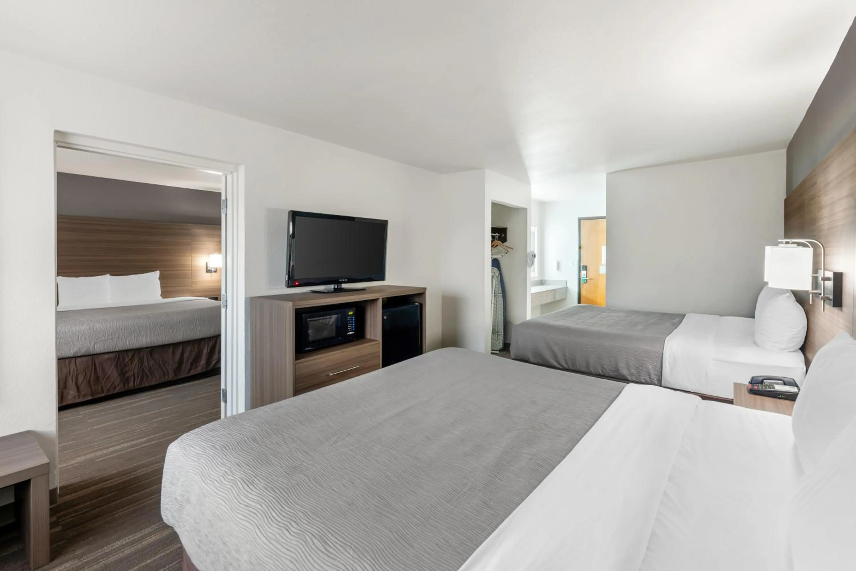 TV and multimedia, Bed in Quality Inn Near Seaworld - Lackland