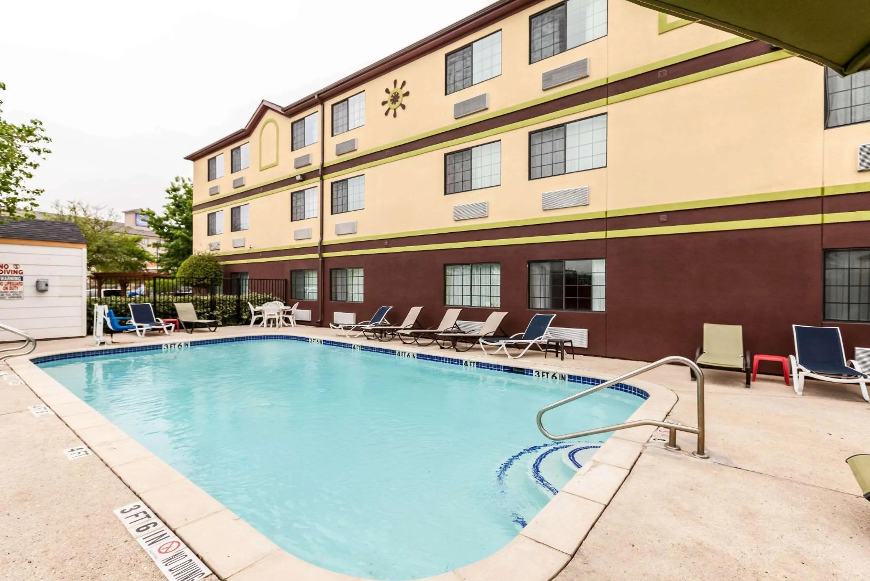 Swimming pool in Quality Inn Near Seaworld - Lackland