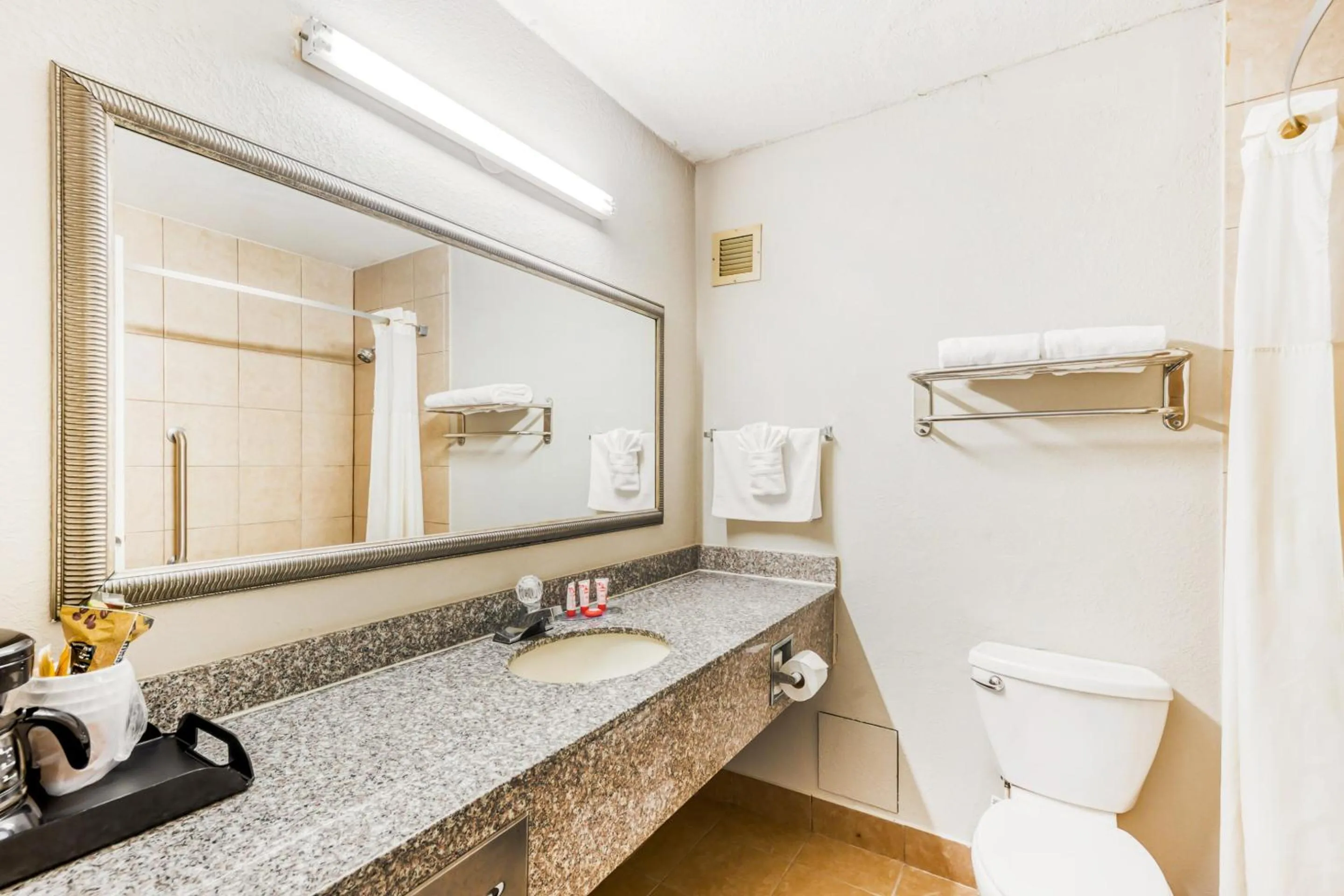 Bathroom in Capital O Nacogdoches - Hwy 59 & SW Stallings