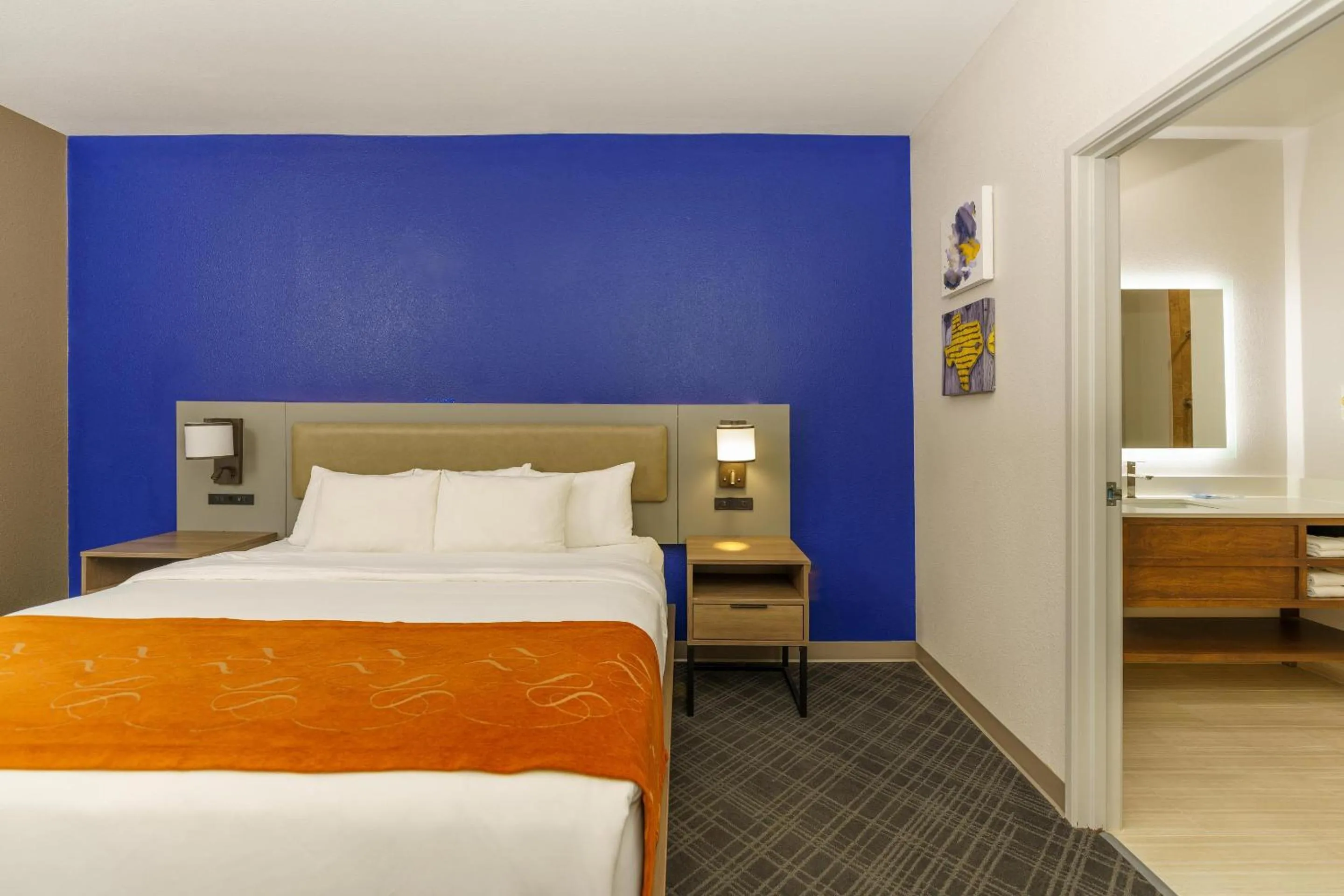 Bedroom, Bed in Comfort Suites University Drive