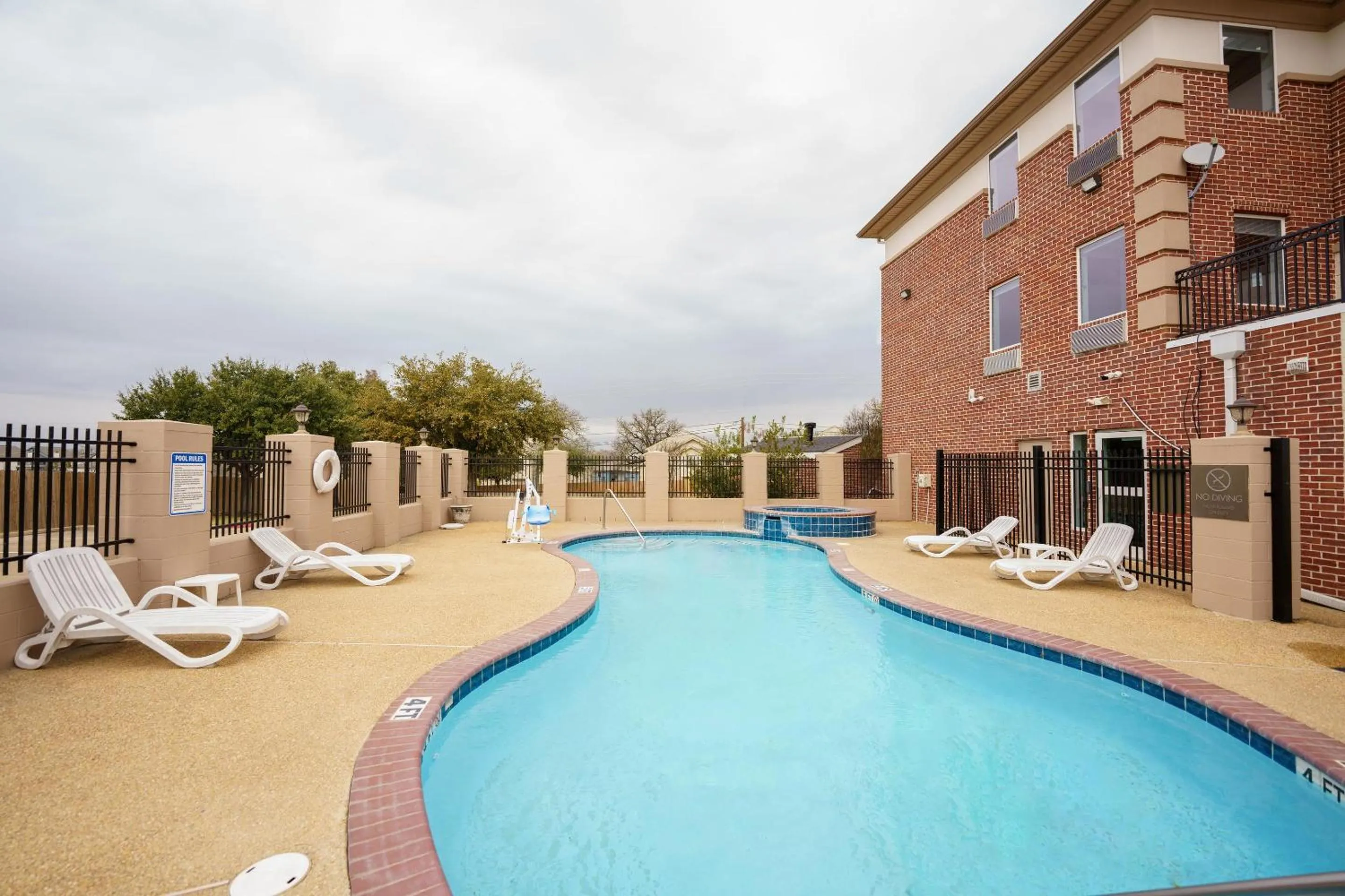Swimming pool in Comfort Suites University Drive