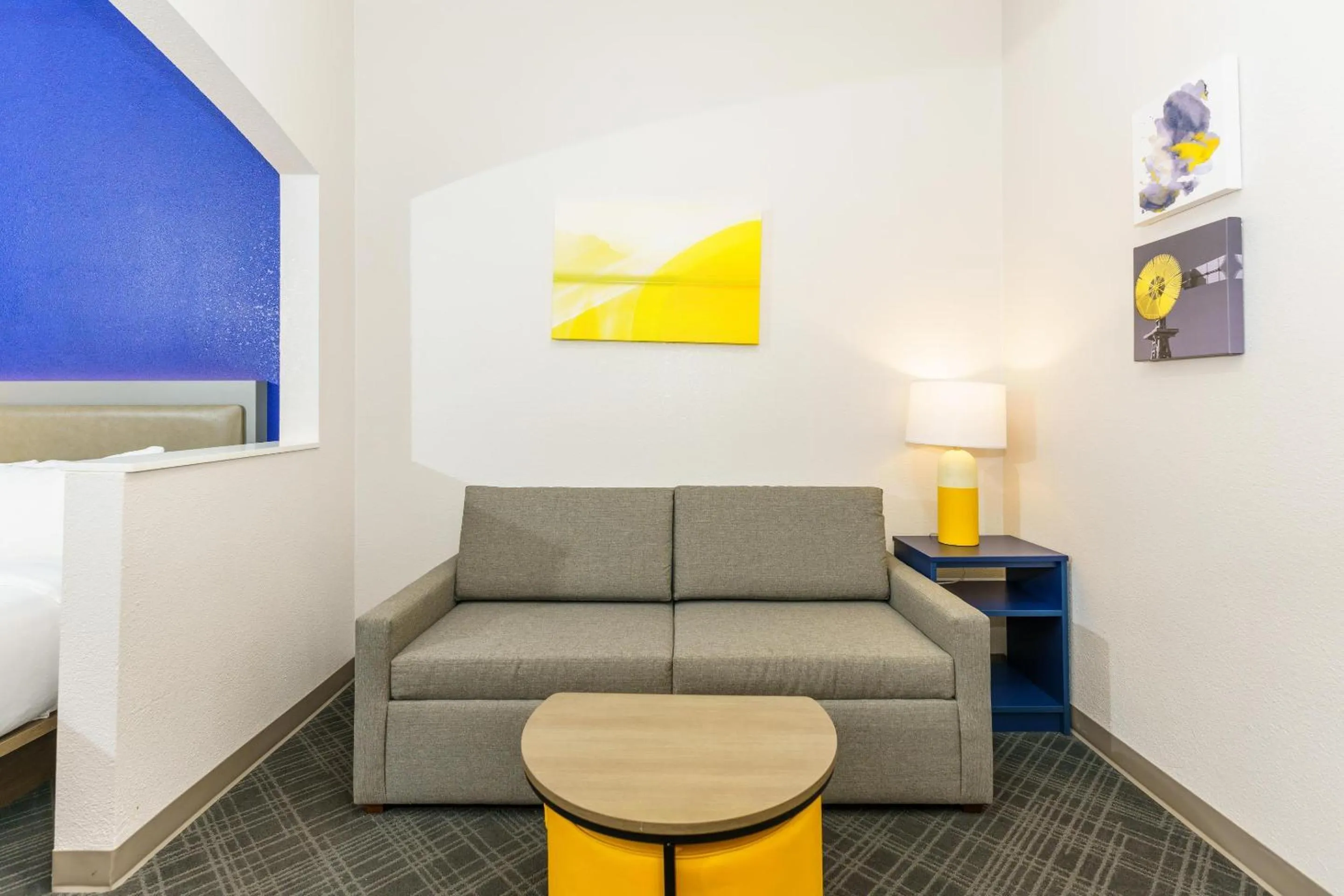 Bedroom, Bed in Comfort Suites University Drive