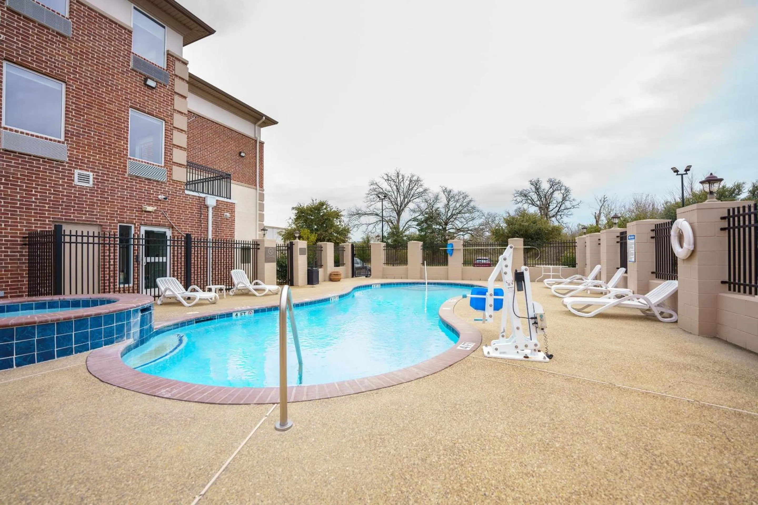 Swimming pool in Comfort Suites University Drive
