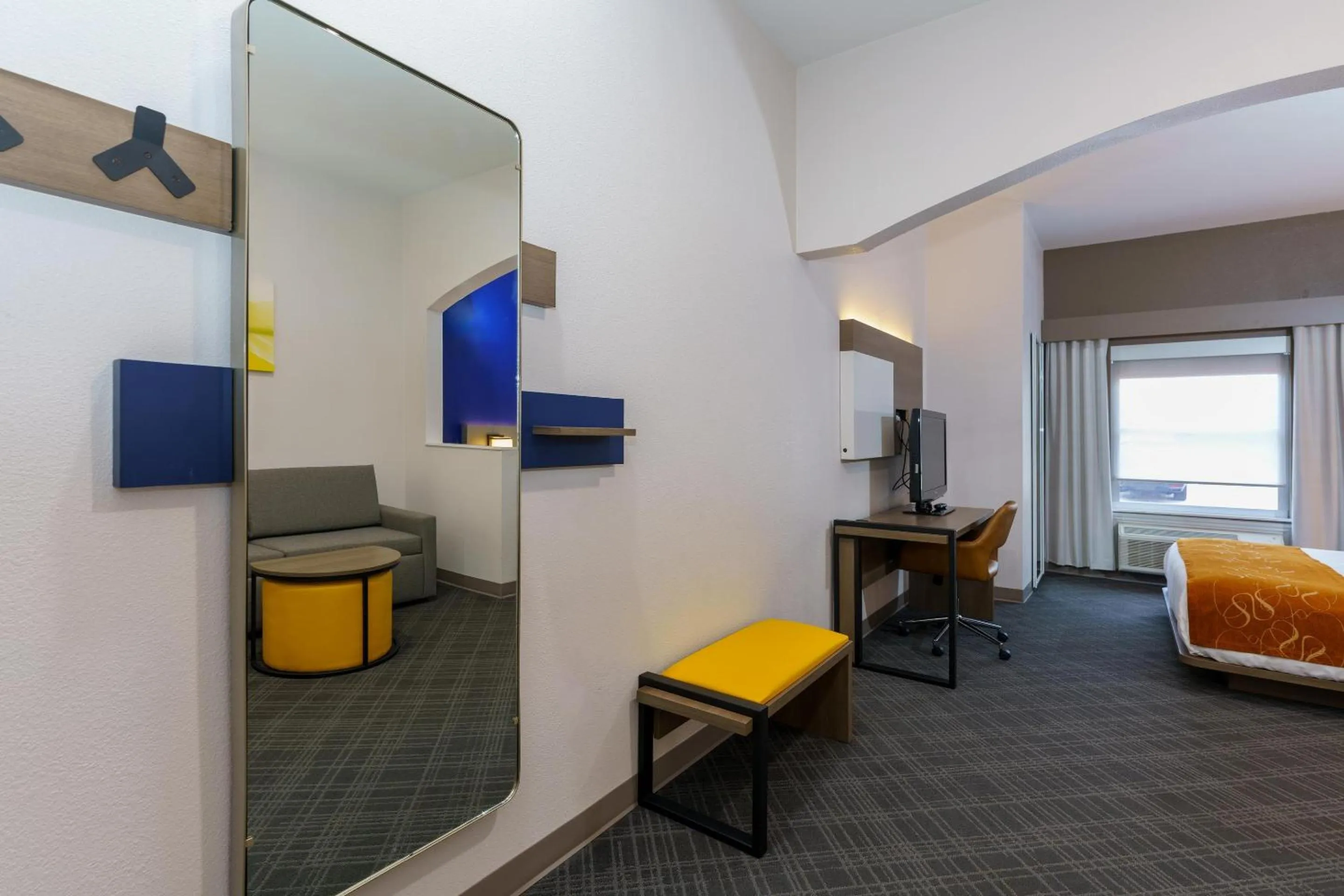 Bedroom, Bed in Comfort Suites University Drive