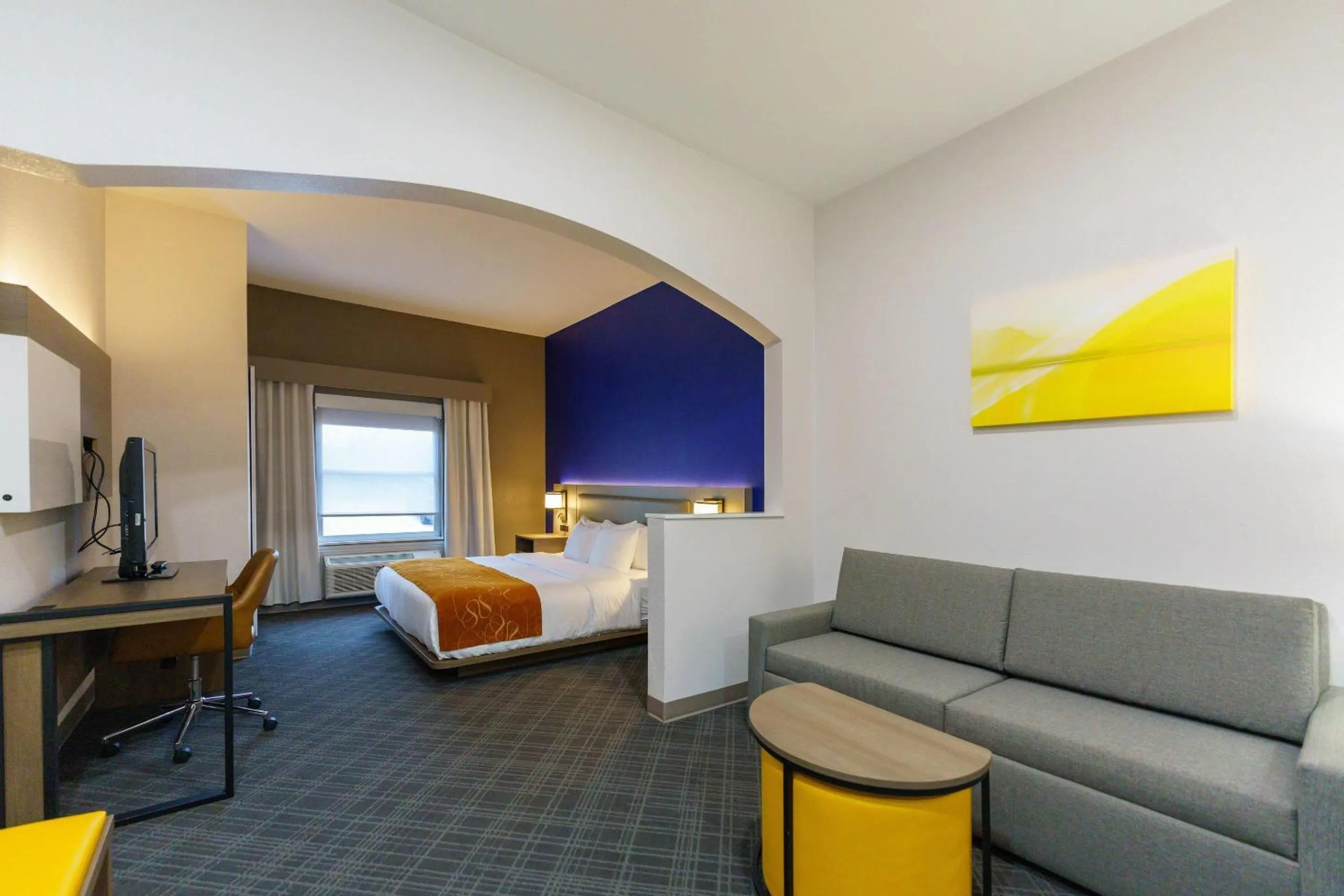 Bedroom in Comfort Suites University Drive