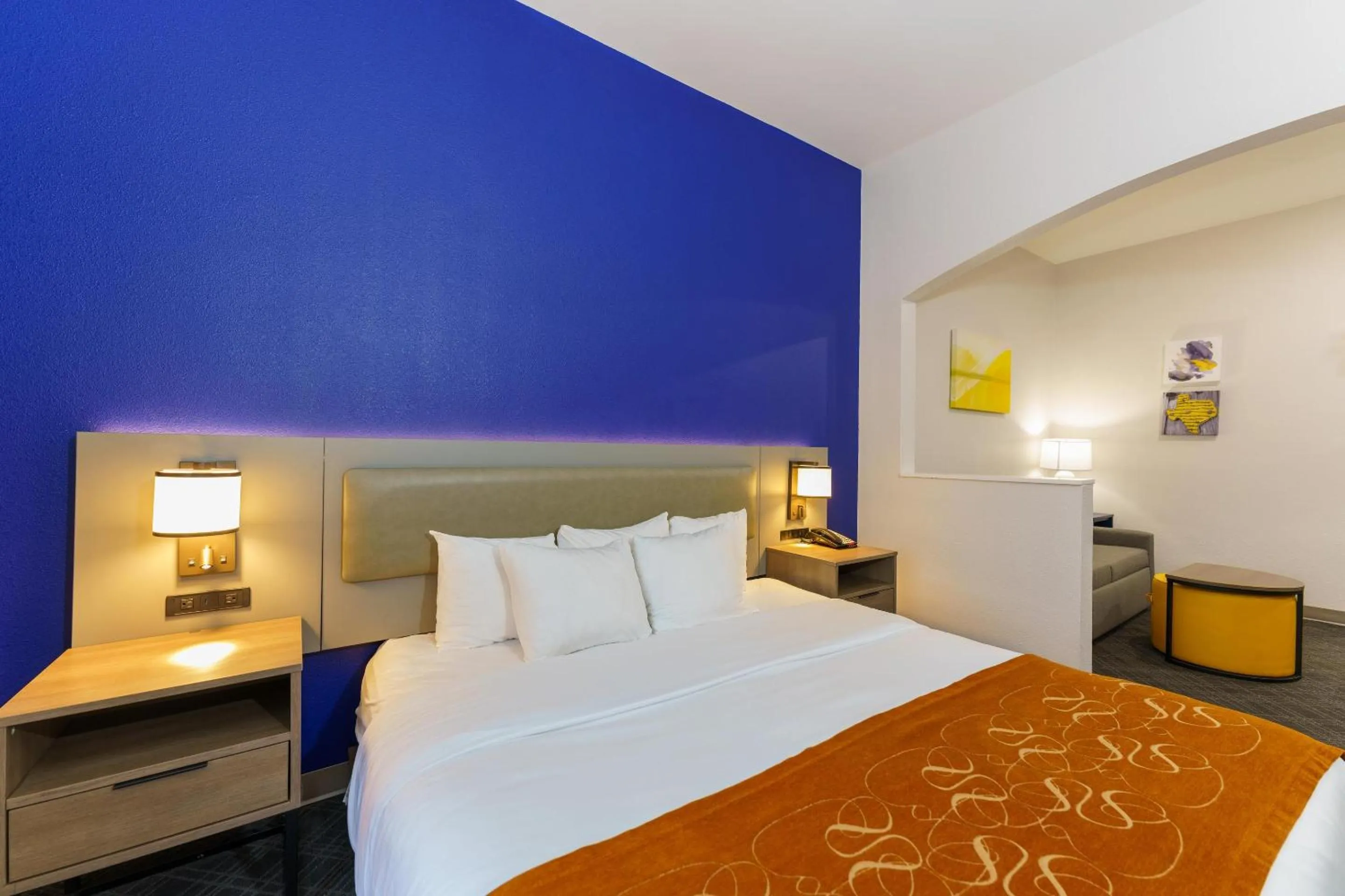 Bedroom, Bed in Comfort Suites University Drive