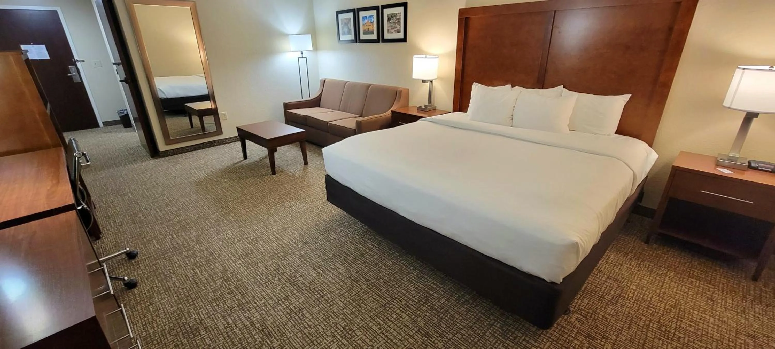 Photo of the whole room, Bed in Comfort Inn & Suites San Antonio Airport