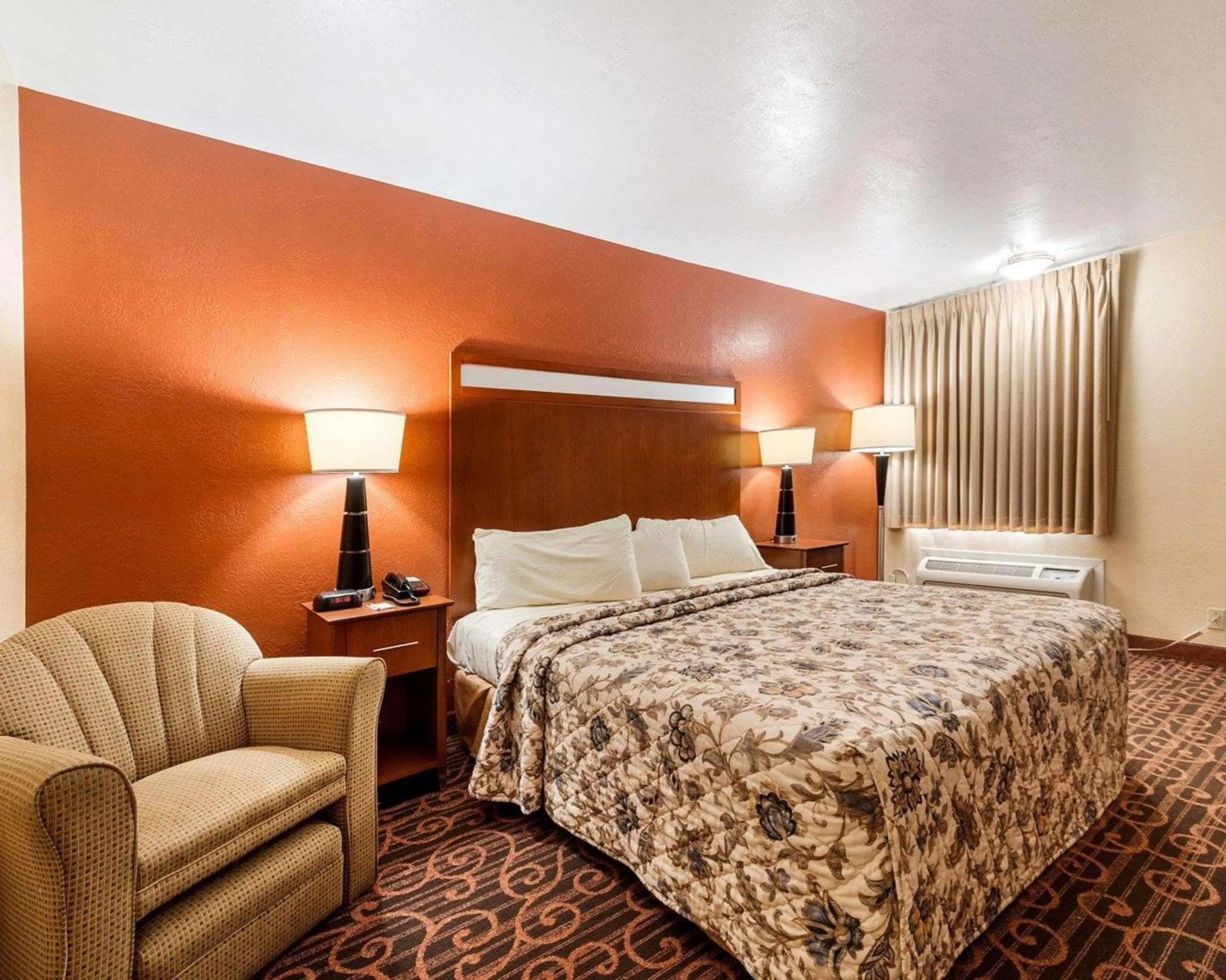 Photo of the whole room, Bed in Econo Lodge Jasper