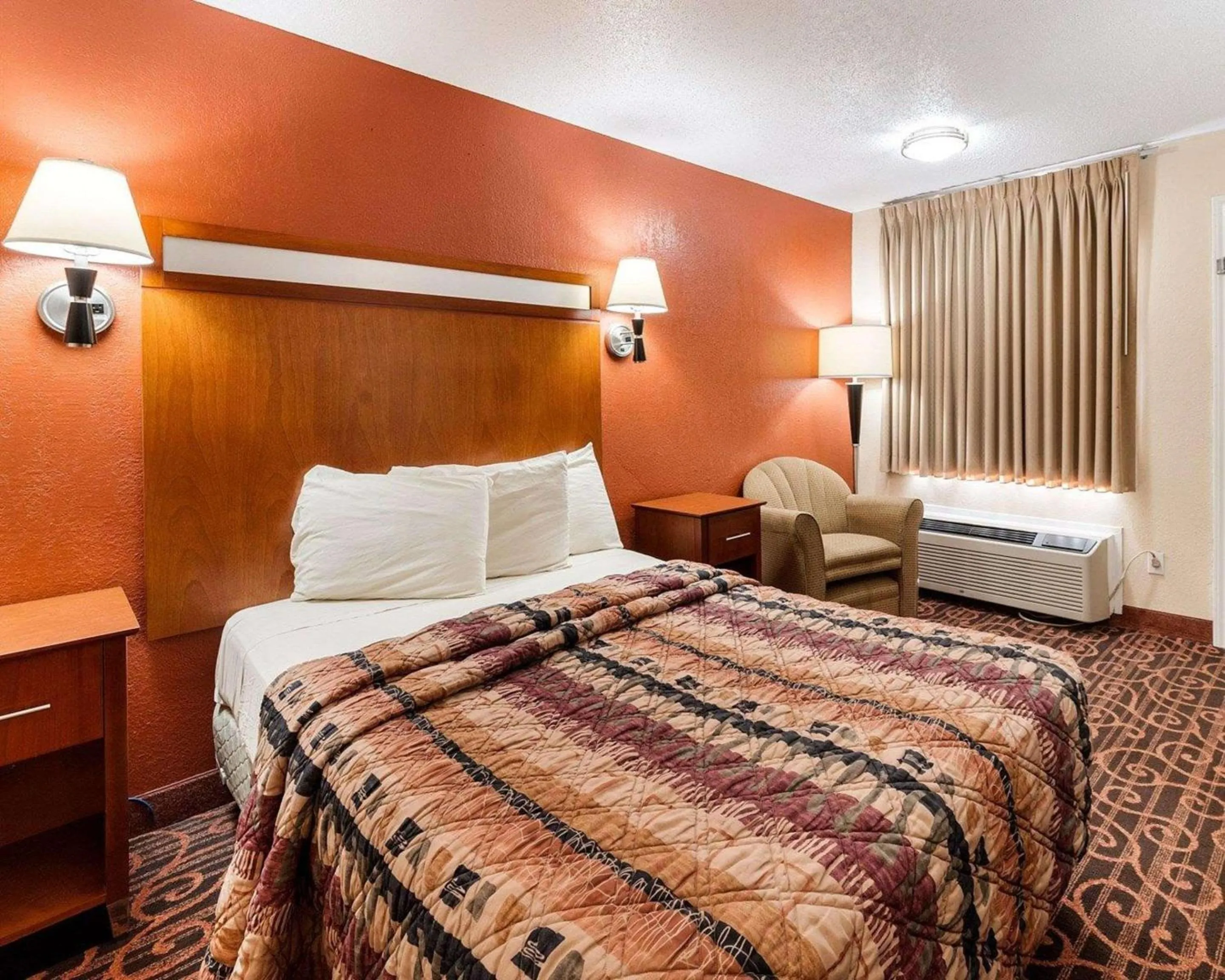 Photo of the whole room, Bed in Econo Lodge Jasper