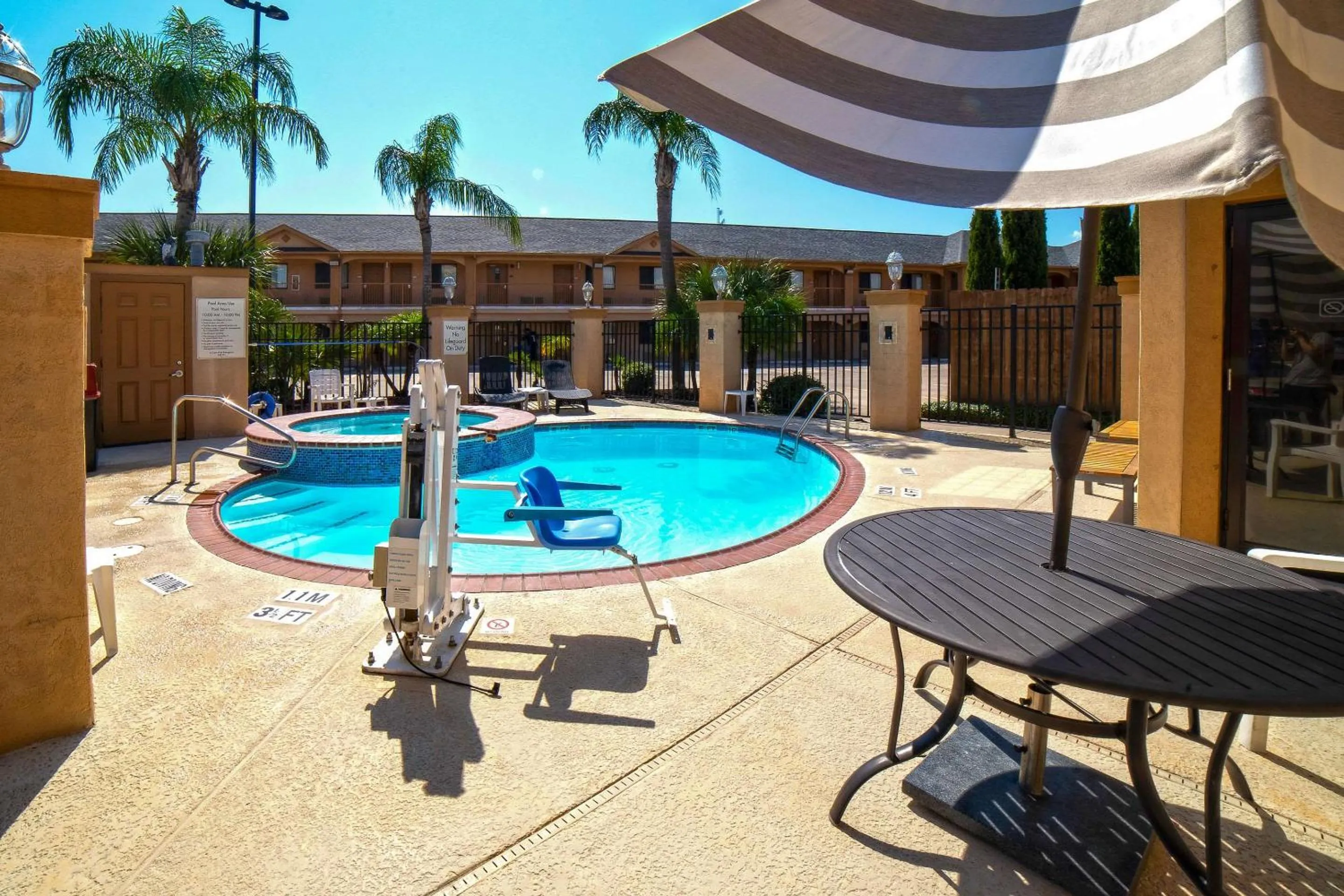 Swimming pool in Econo Lodge Inn & Suites Corpus Christi