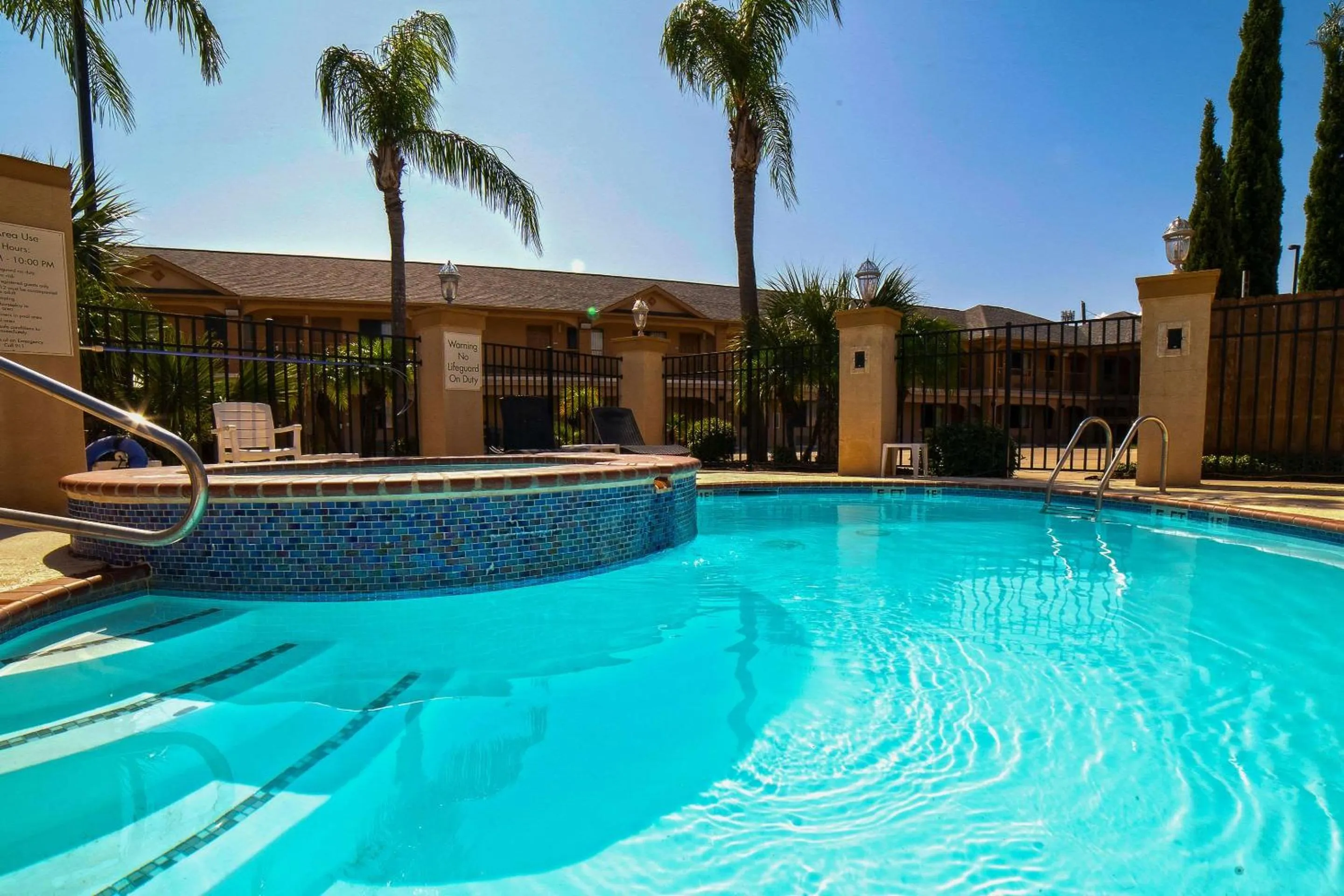 Swimming pool in Econo Lodge Inn & Suites Corpus Christi