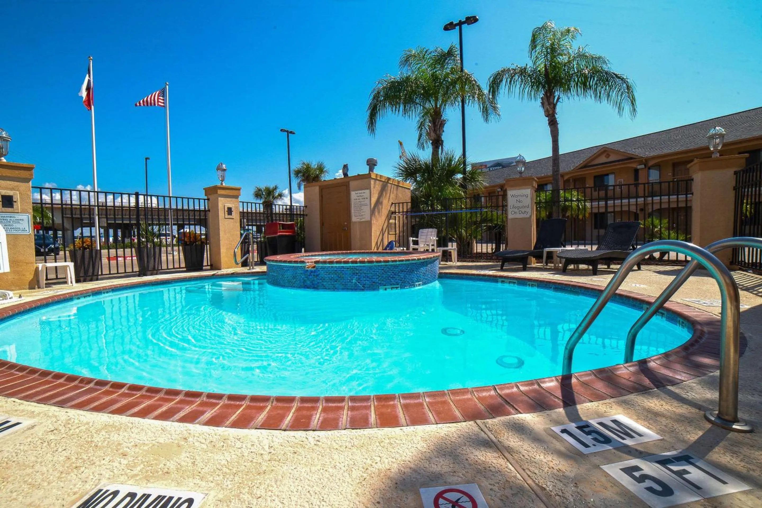 Swimming pool in Econo Lodge Inn & Suites Corpus Christi