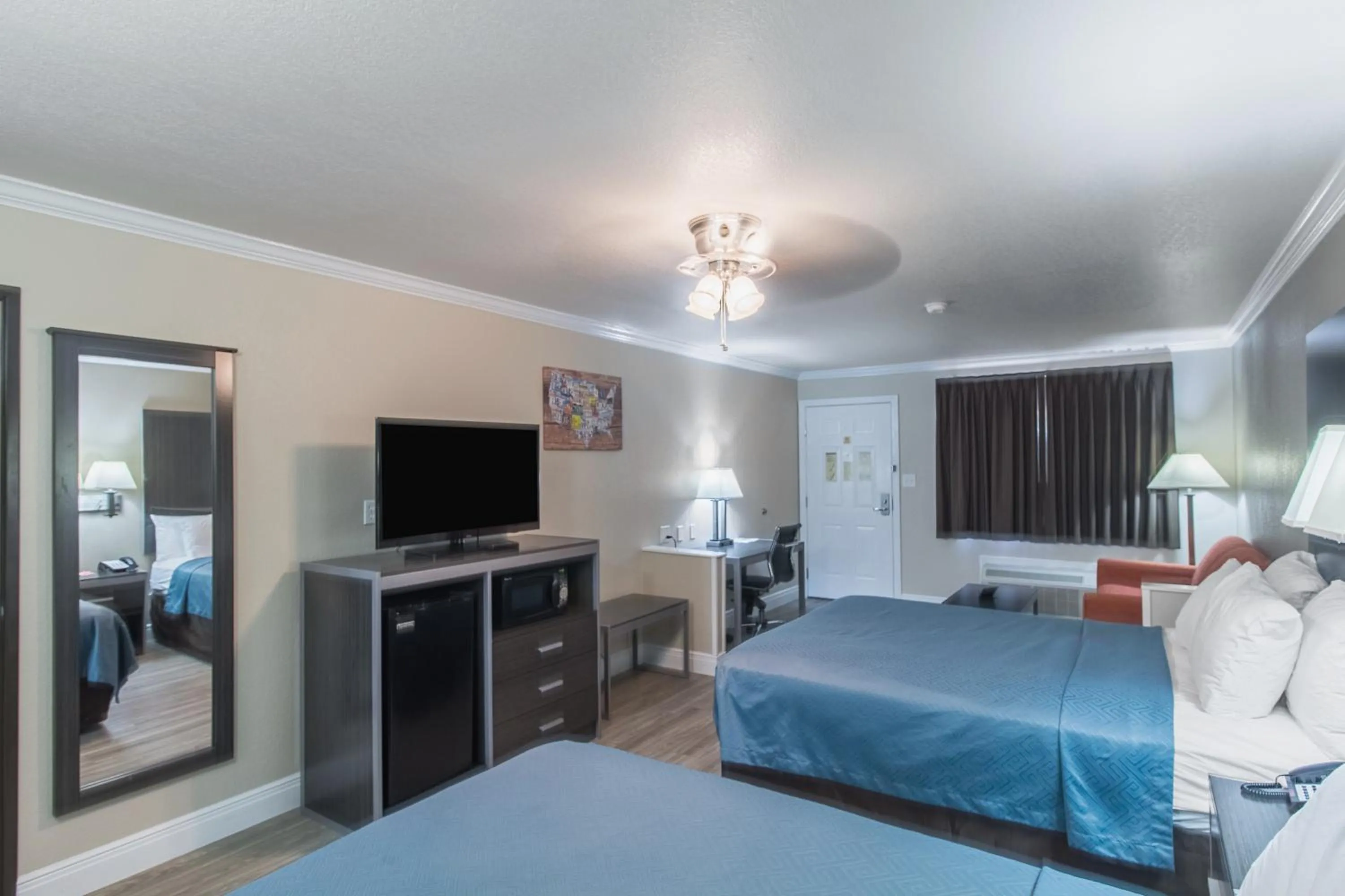 Bed in Econo Lodge Inn & Suites Corpus Christi