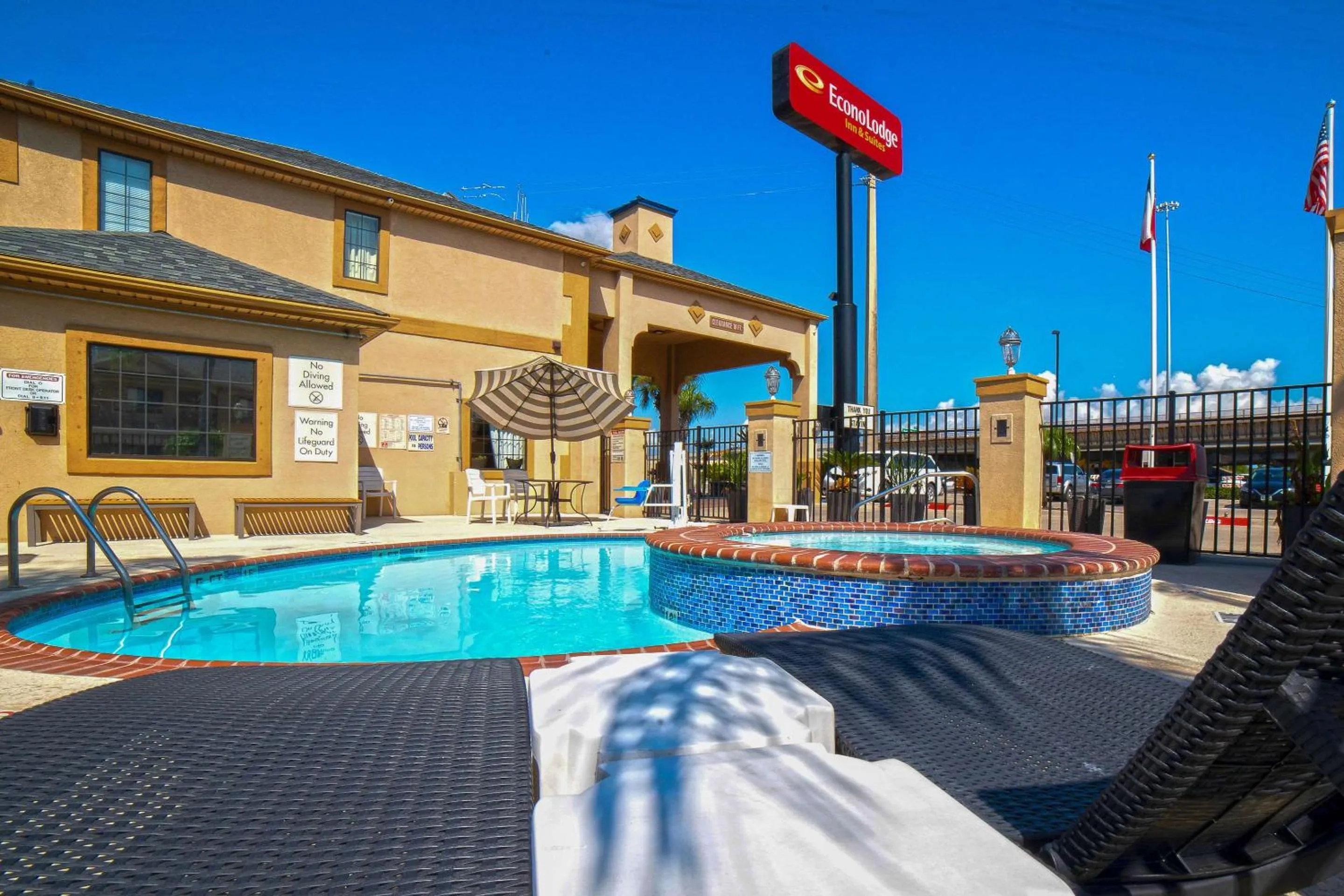 Swimming pool in Econo Lodge Inn & Suites Corpus Christi