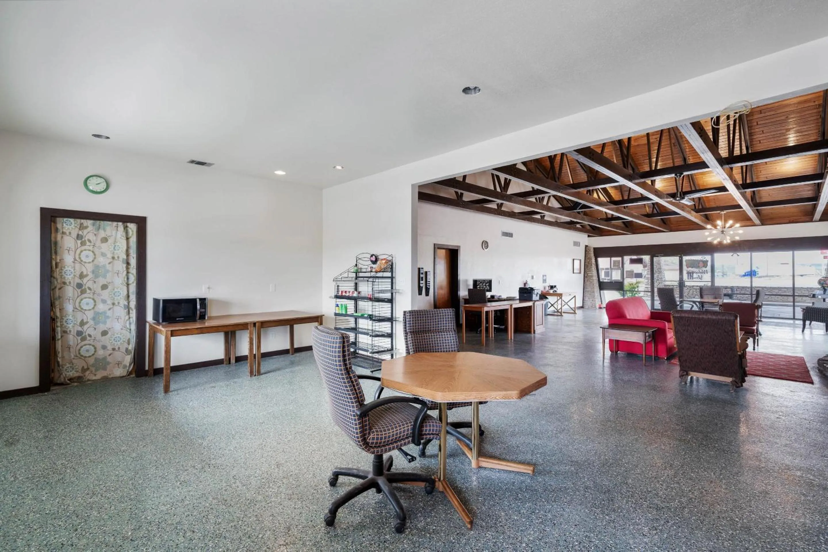 Dining area in OYO Hotel Junction TX I-10