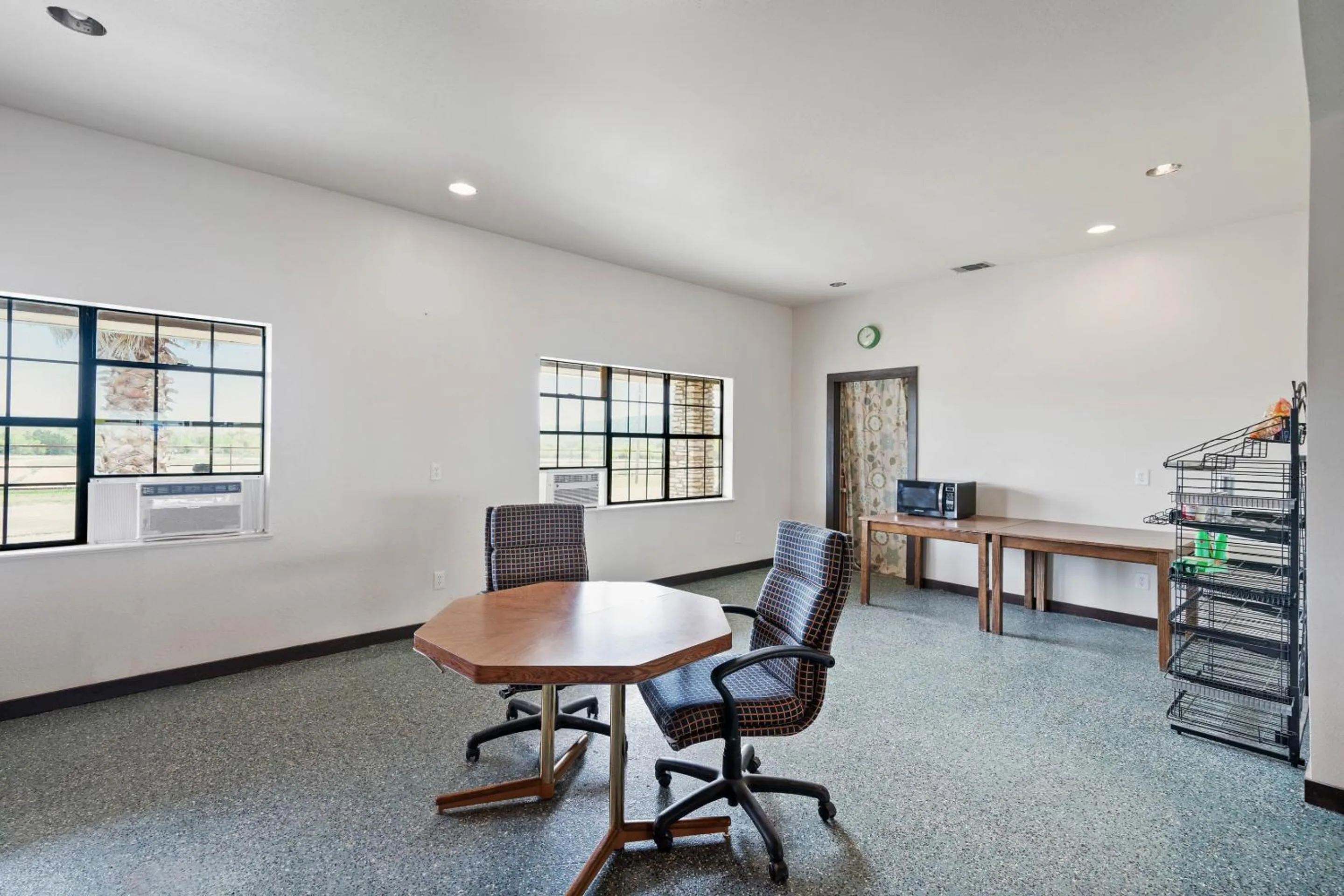 Dining area in OYO Hotel Junction TX I-10