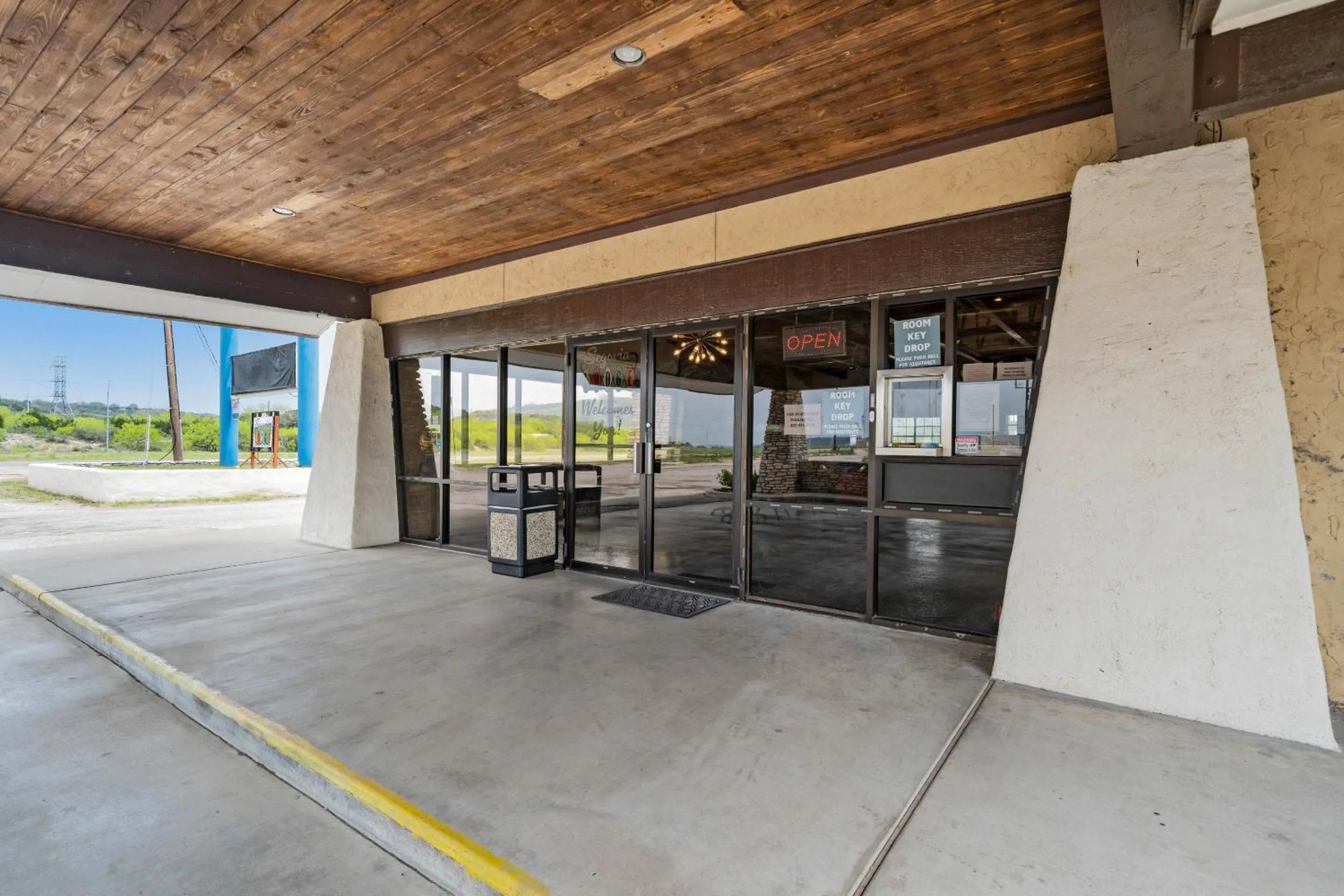 Facade/entrance in OYO Hotel Junction TX I-10