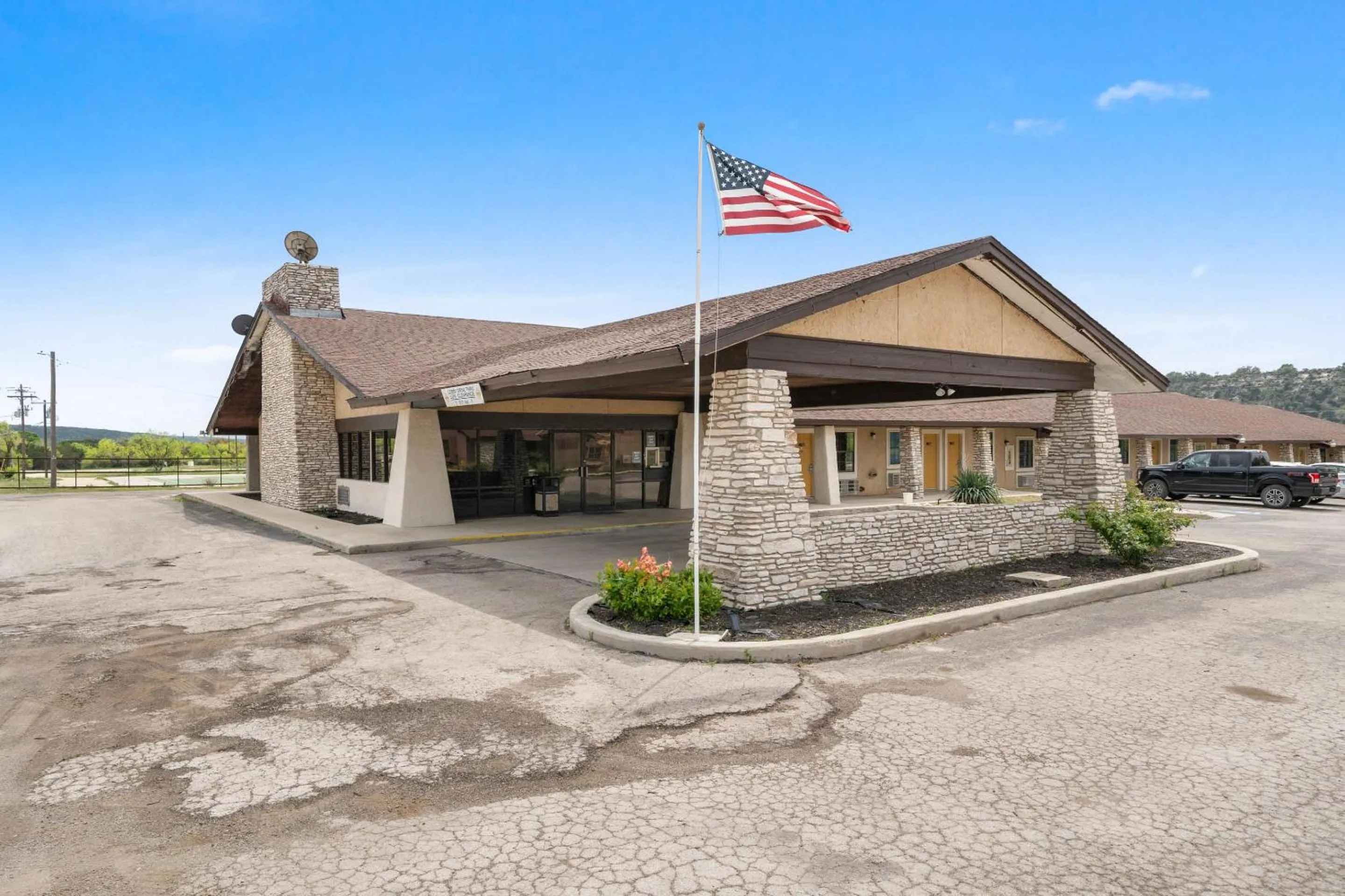 Facade/entrance in OYO Hotel Junction TX I-10