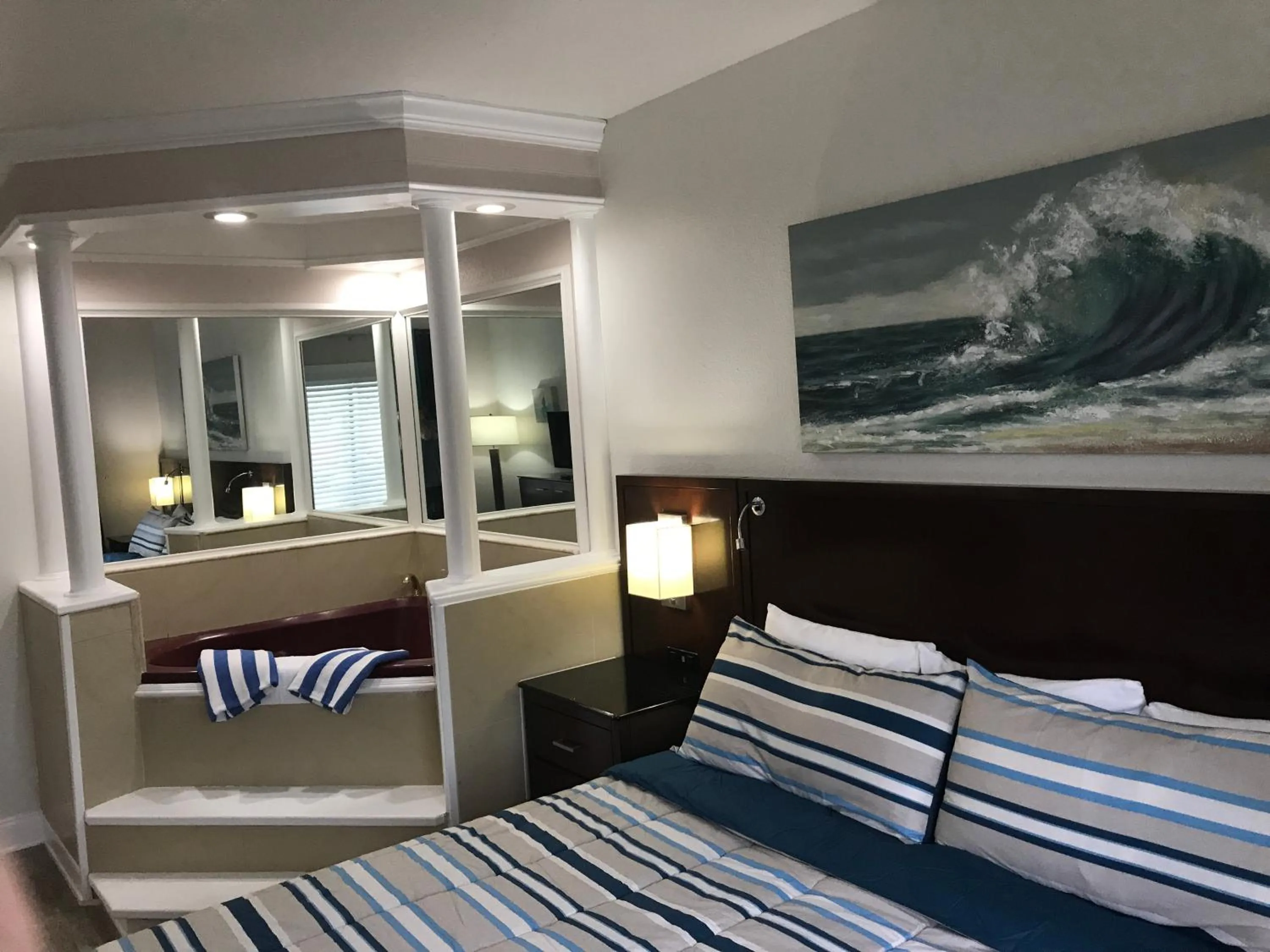 Bathroom, Bed in Hotel Pensacola