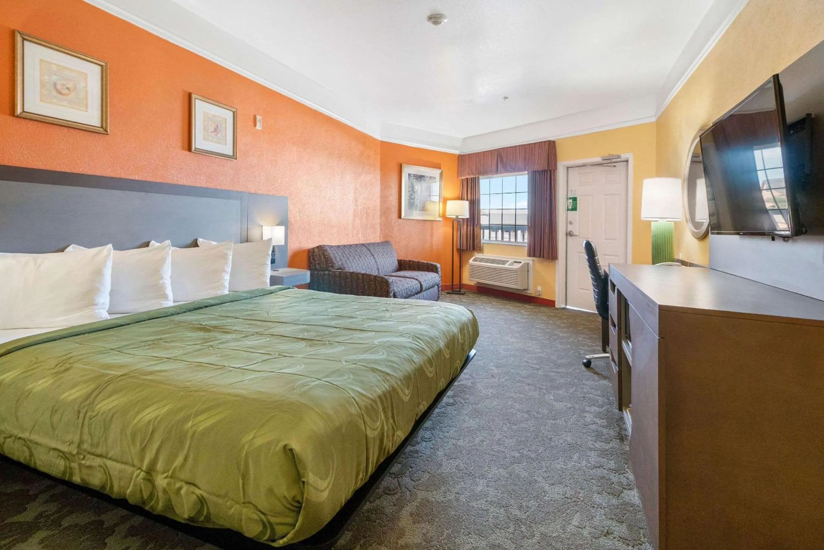 Bedroom, Bed in Quality Inn & Suites Galveston - Beachfront