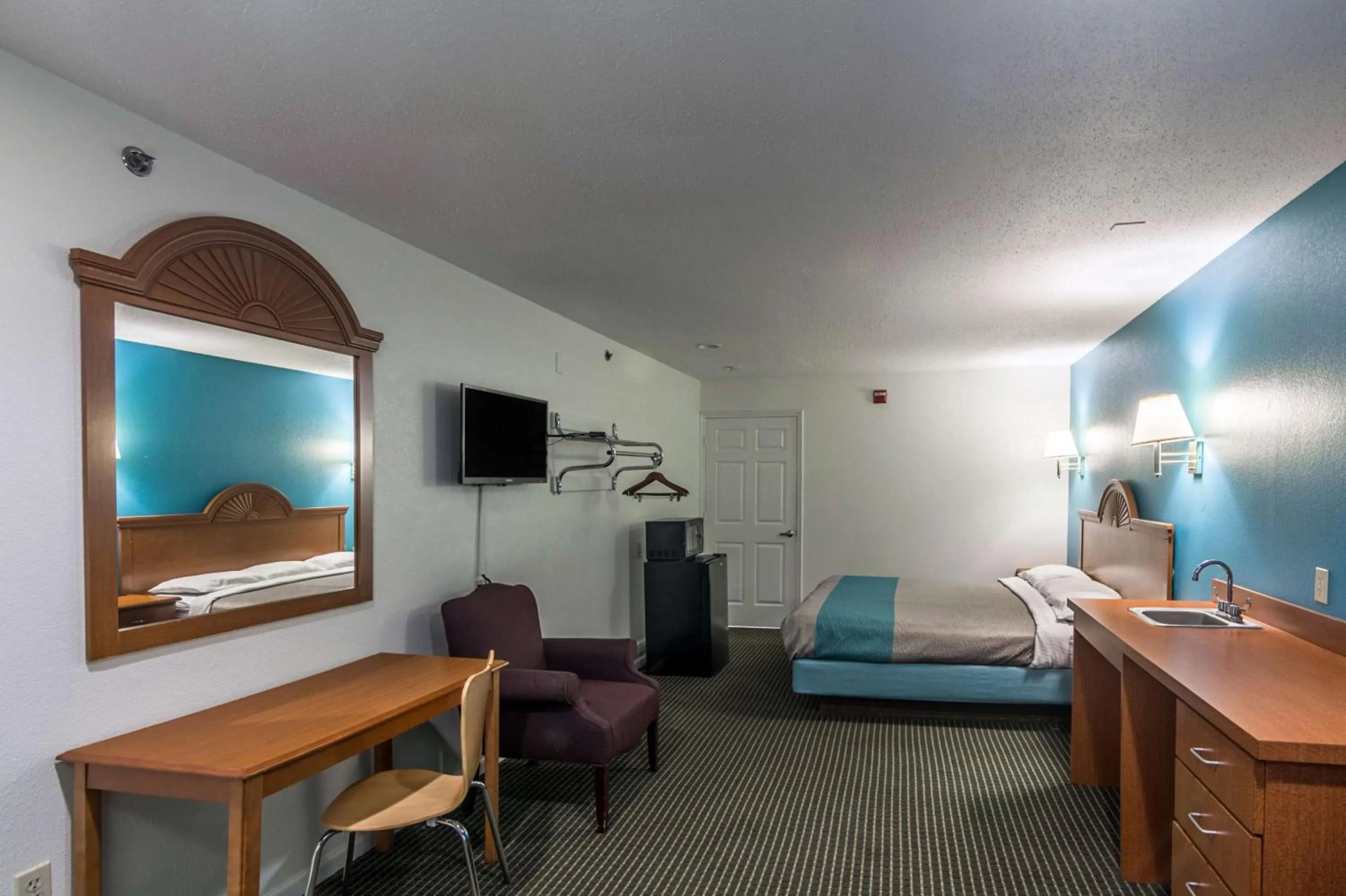 Photo of the whole room in Motel 6-Azle, TX