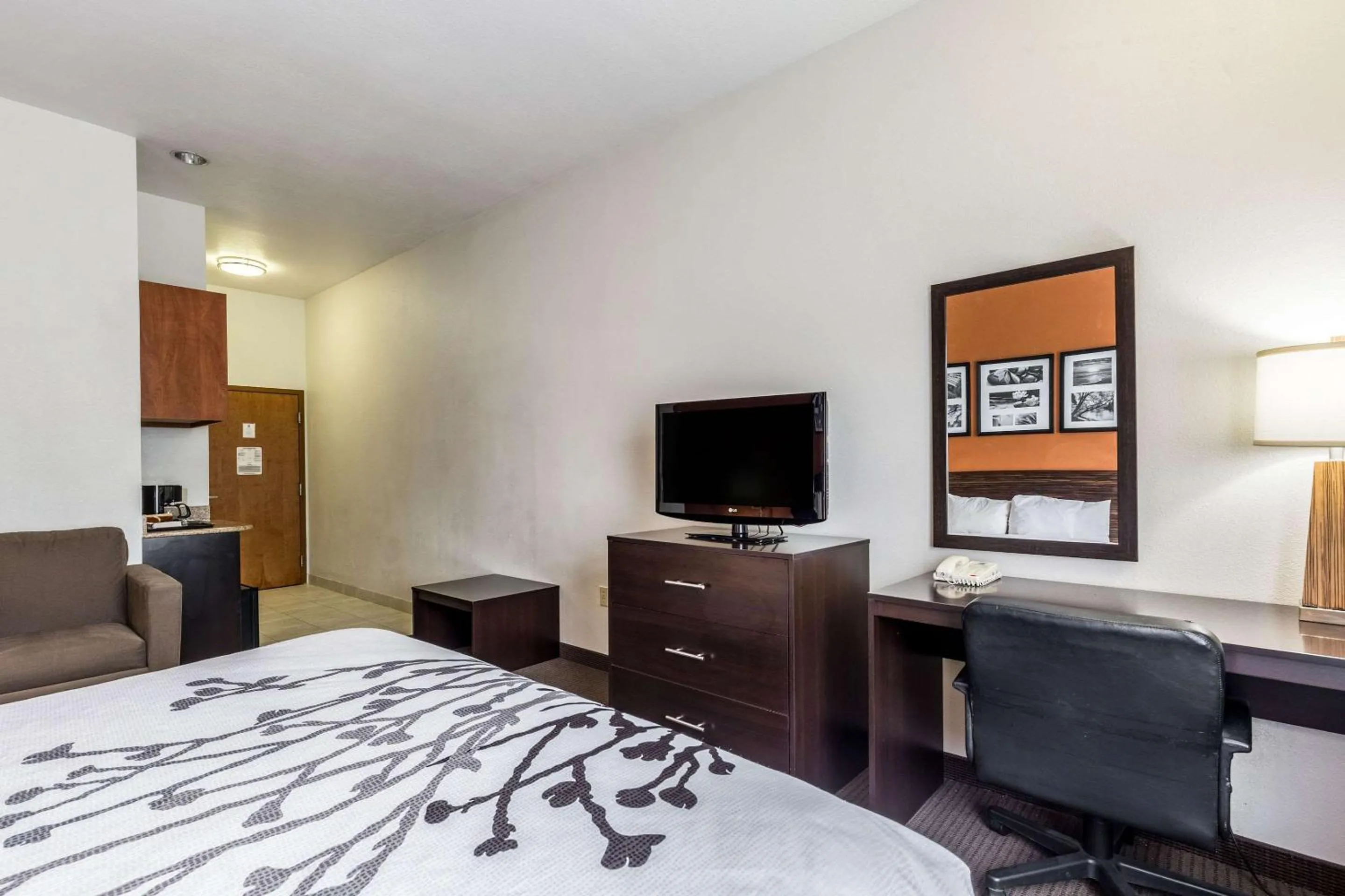 Photo of the whole room, Bed in Sleep Inn & Suites Stafford - Sugarland