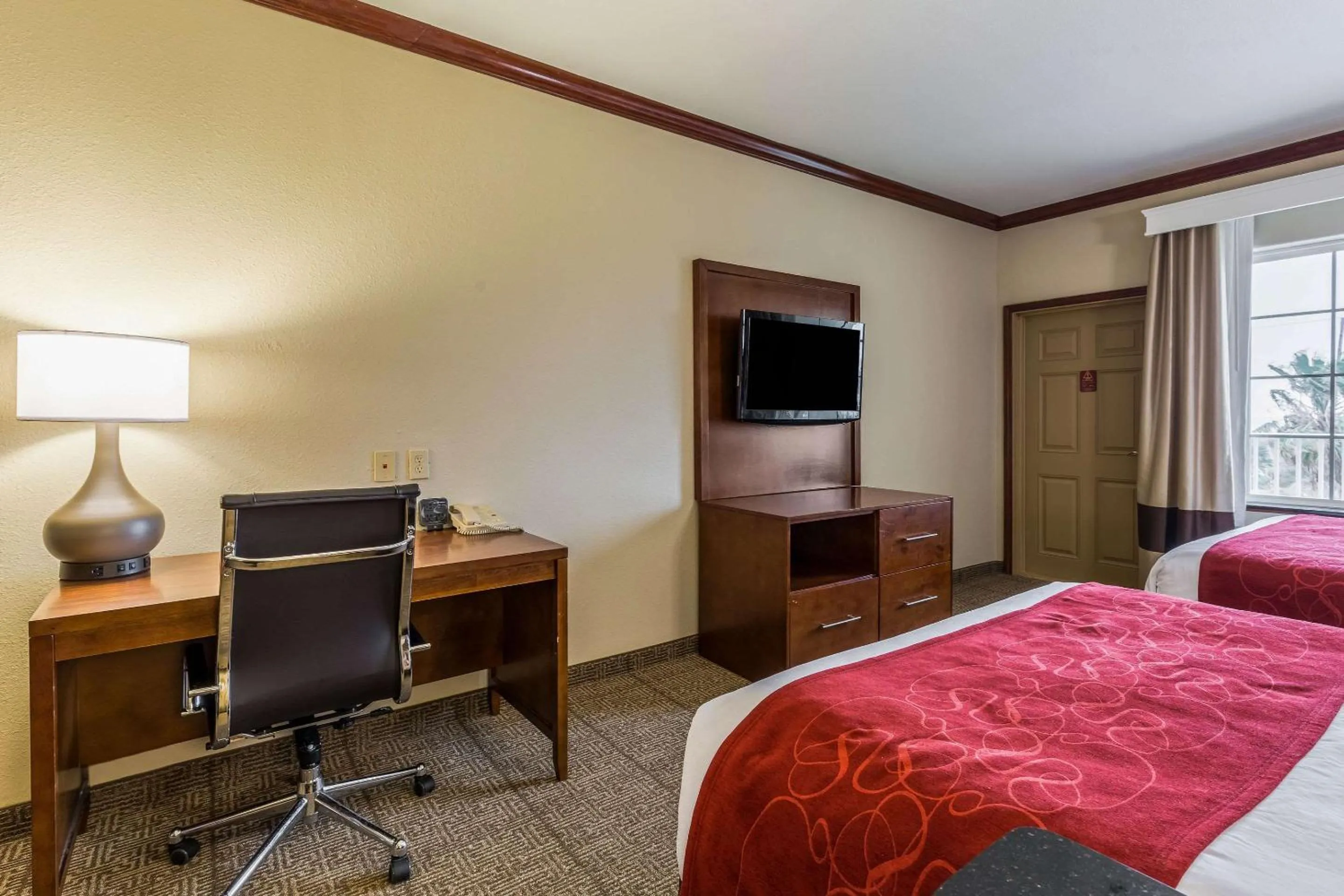 Photo of the whole room, Bed in Comfort Suites Galveston Cruise Port Area - Beachside