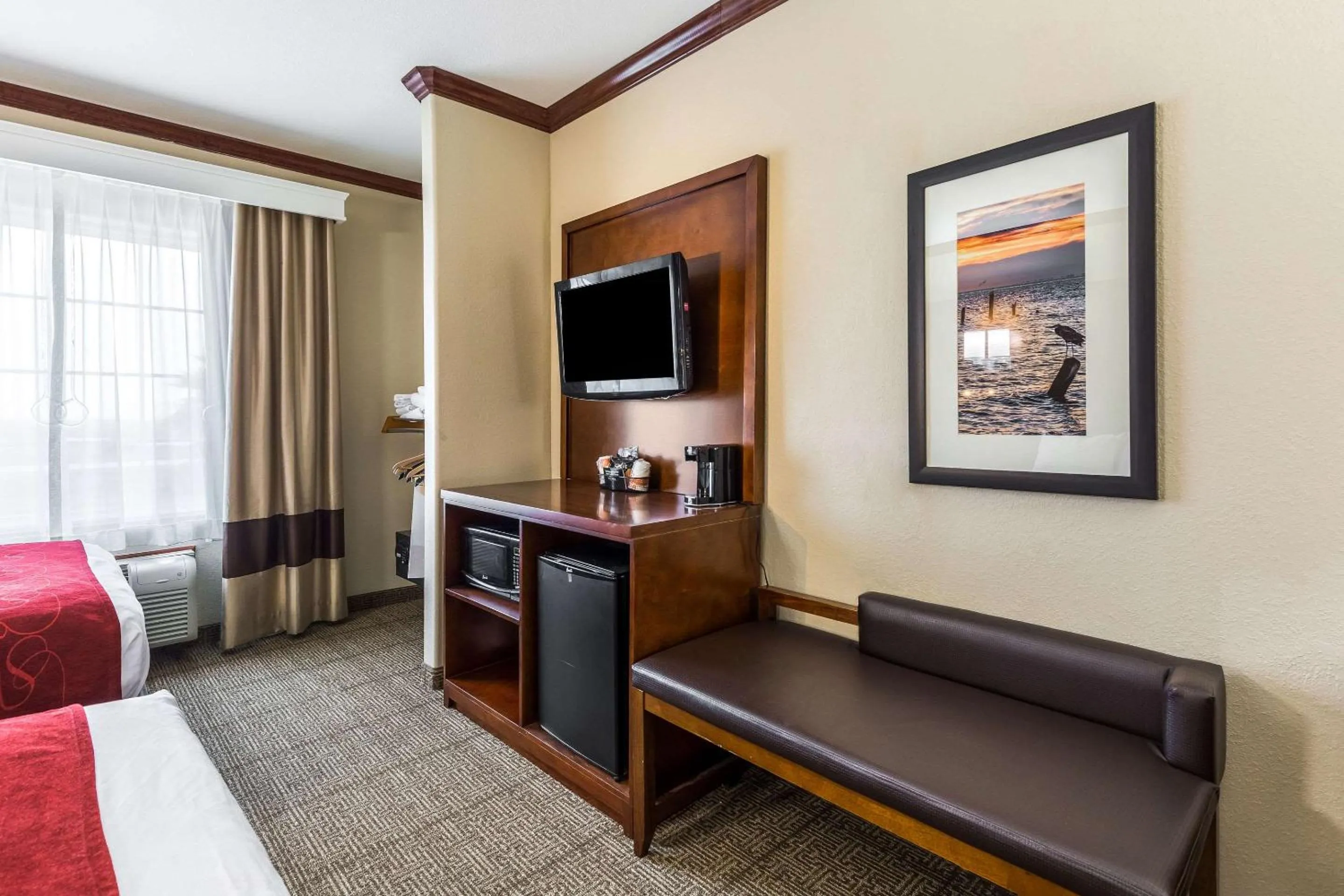 Photo of the whole room, Bed in Comfort Suites Galveston Cruise Port Area - Beachside