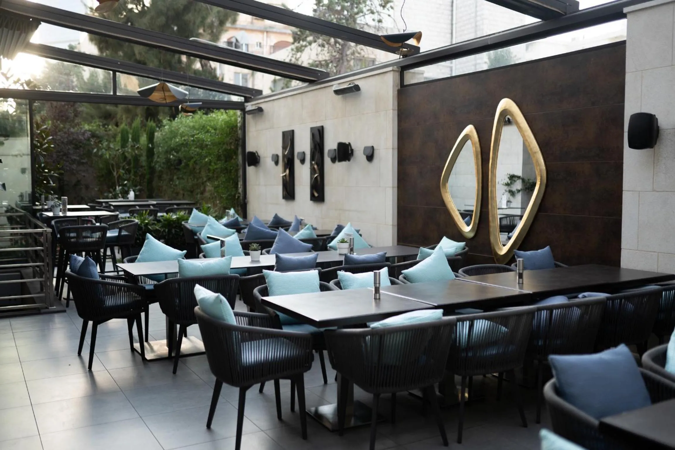 Restaurant/places to eat in The Compass Hotel