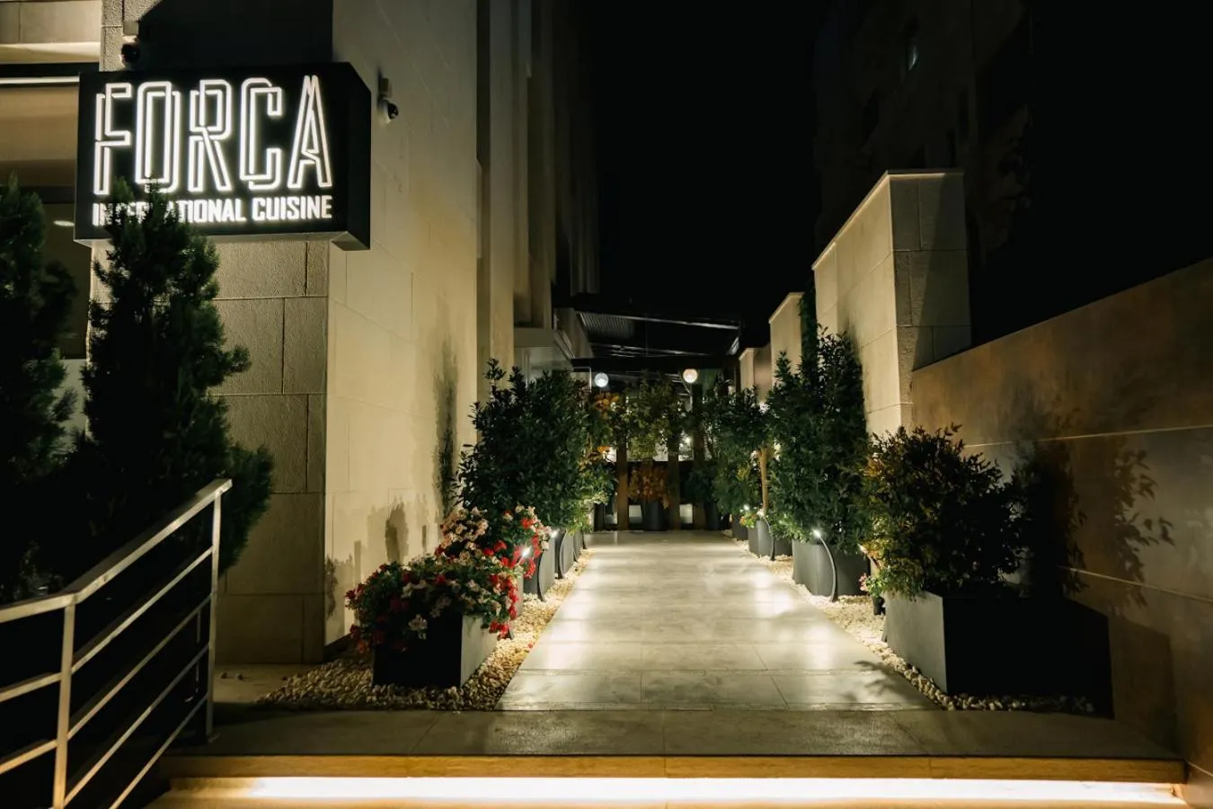 Restaurant/places to eat in The Compass Hotel