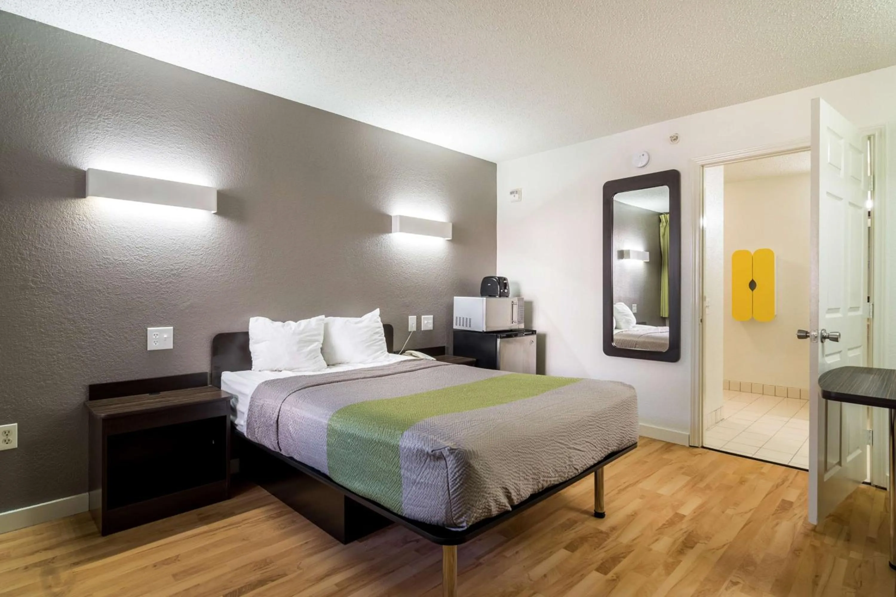 Photo of the whole room, Bed in Studio 6-Plano, TX - Dallas - Plano Medical Center