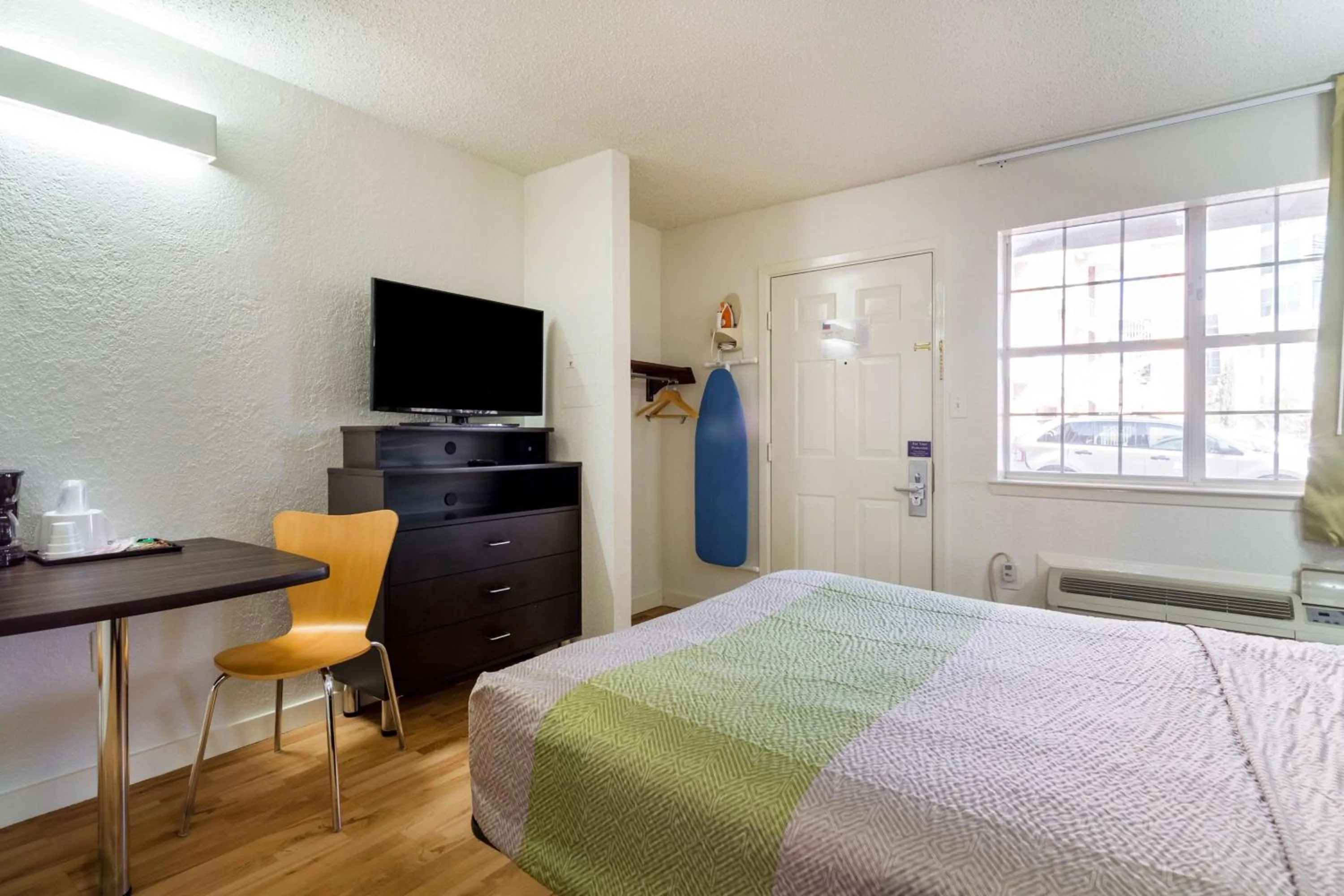 Photo of the whole room, Bed in Studio 6-Plano, TX - Dallas - Plano Medical Center