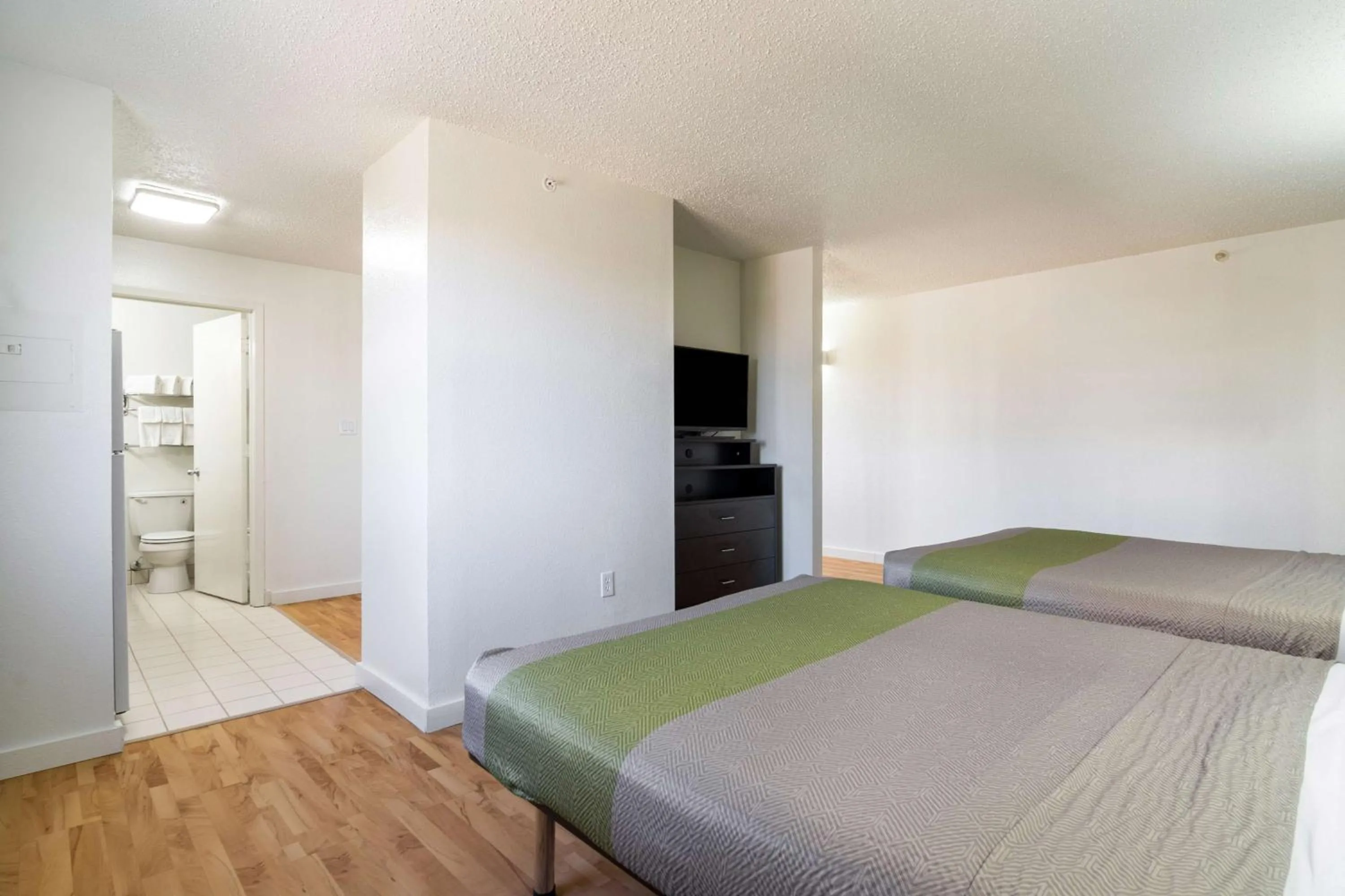 Photo of the whole room, Bed in Studio 6-Plano, TX - Dallas - Plano Medical Center