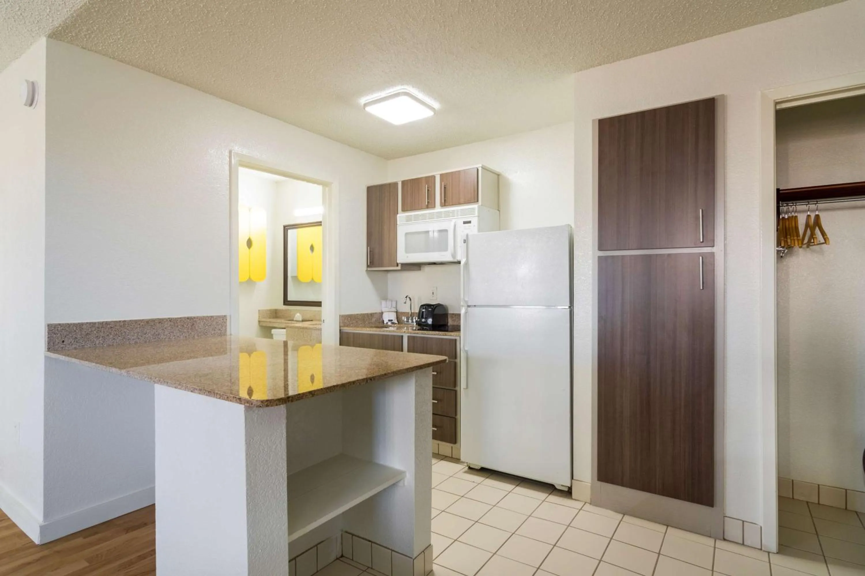 Photo of the whole room in Studio 6-Plano, TX - Dallas - Plano Medical Center