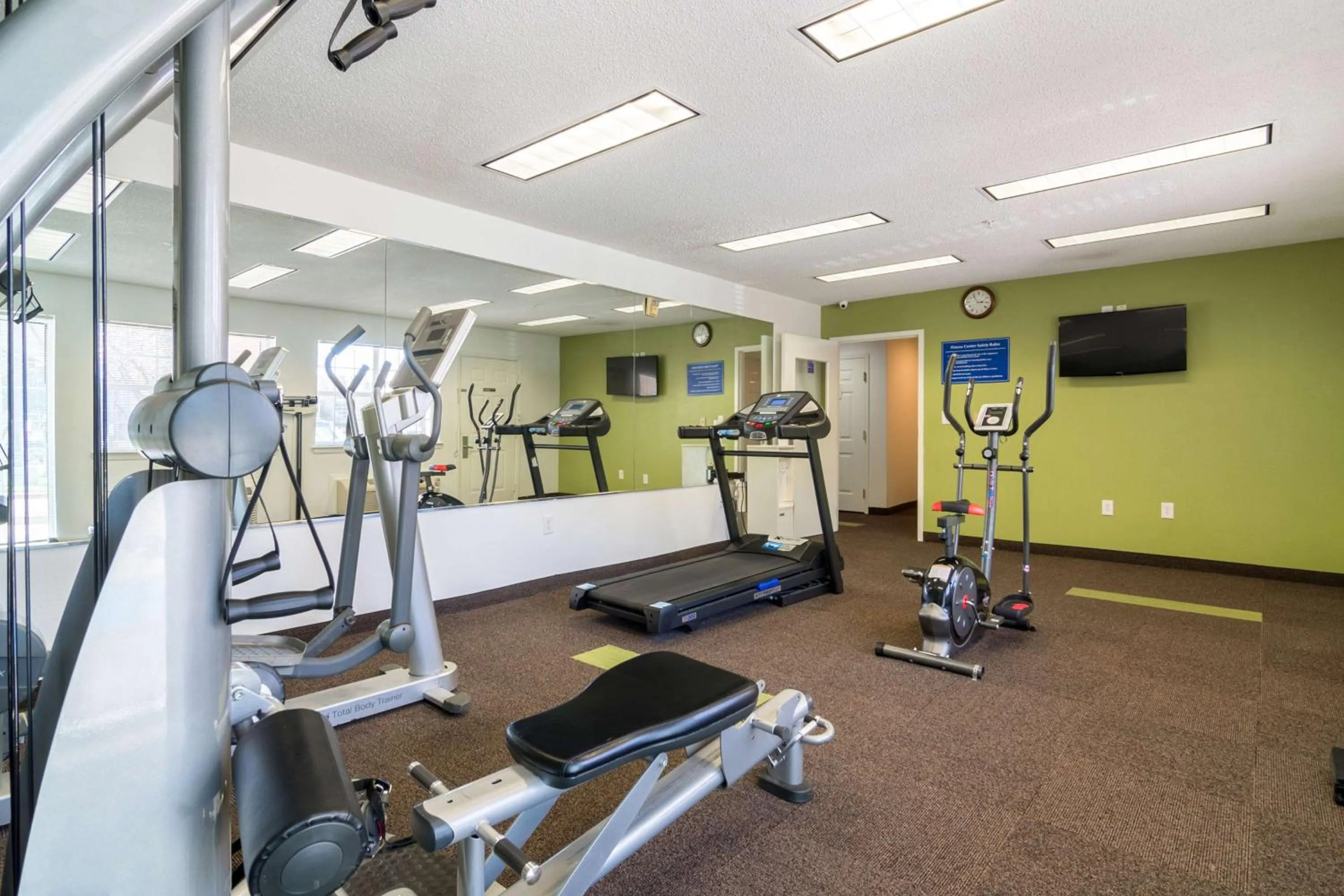 Fitness centre/facilities in Studio 6-Plano, TX - Dallas - Plano Medical Center