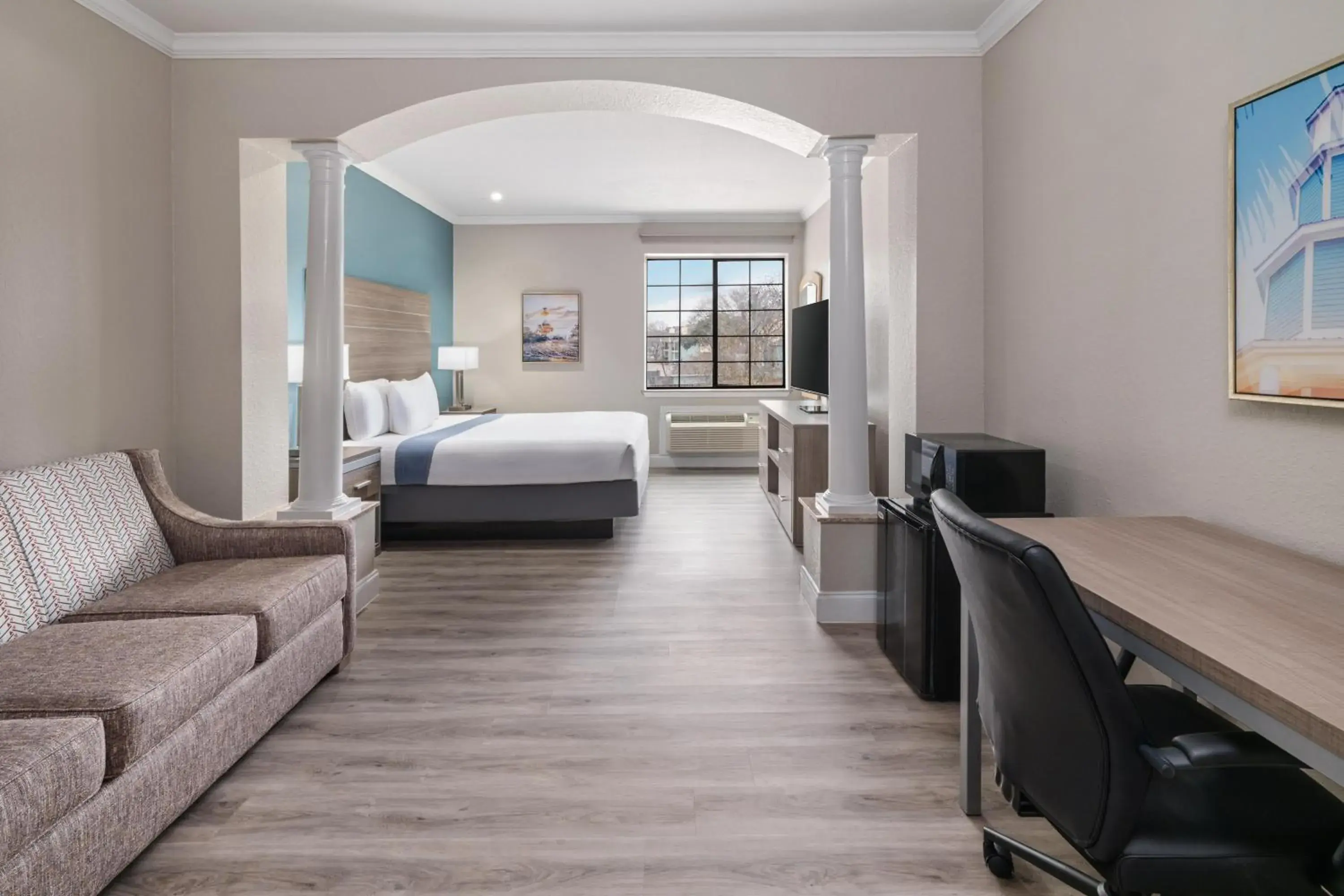 King Suite with Bath Tub and Sofa Bed - Disability/Non-Smoking in Melrose @ Seabrook, BW Signature Collection by Best Western King Suite with Bath Tub and Sofa Bed - Disability/Non-Smoking in Melrose @ Seabrook, BW Signature Collection by Best Western