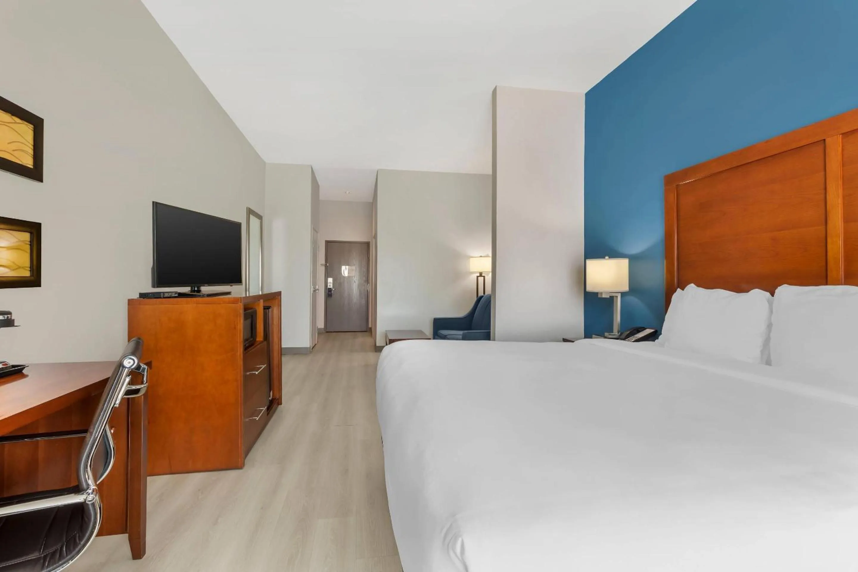 Bedroom, Bed in Comfort Inn & Suites Red Oak - Dallas Area