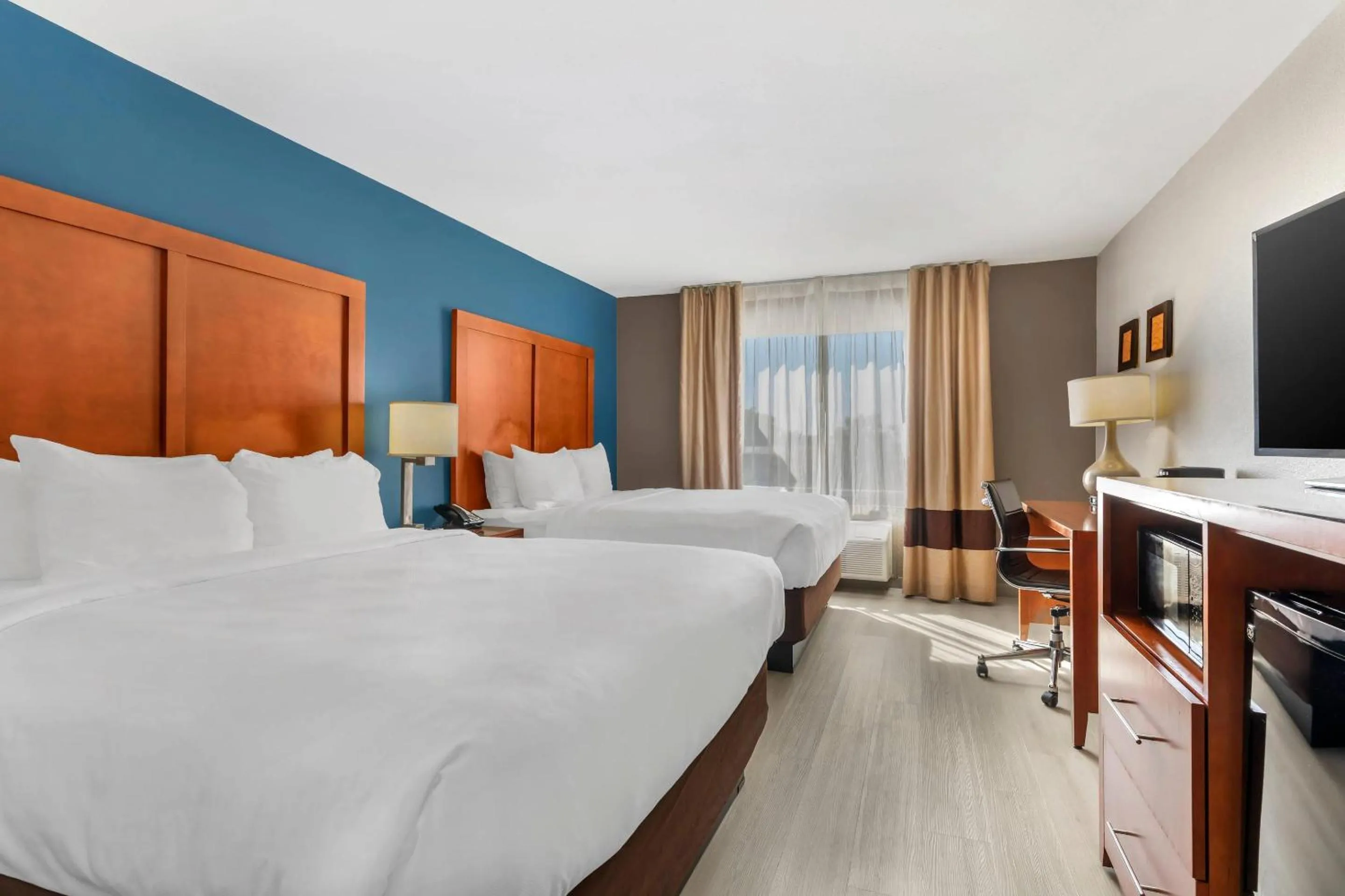 Bedroom, Bed in Comfort Inn & Suites Red Oak - Dallas Area