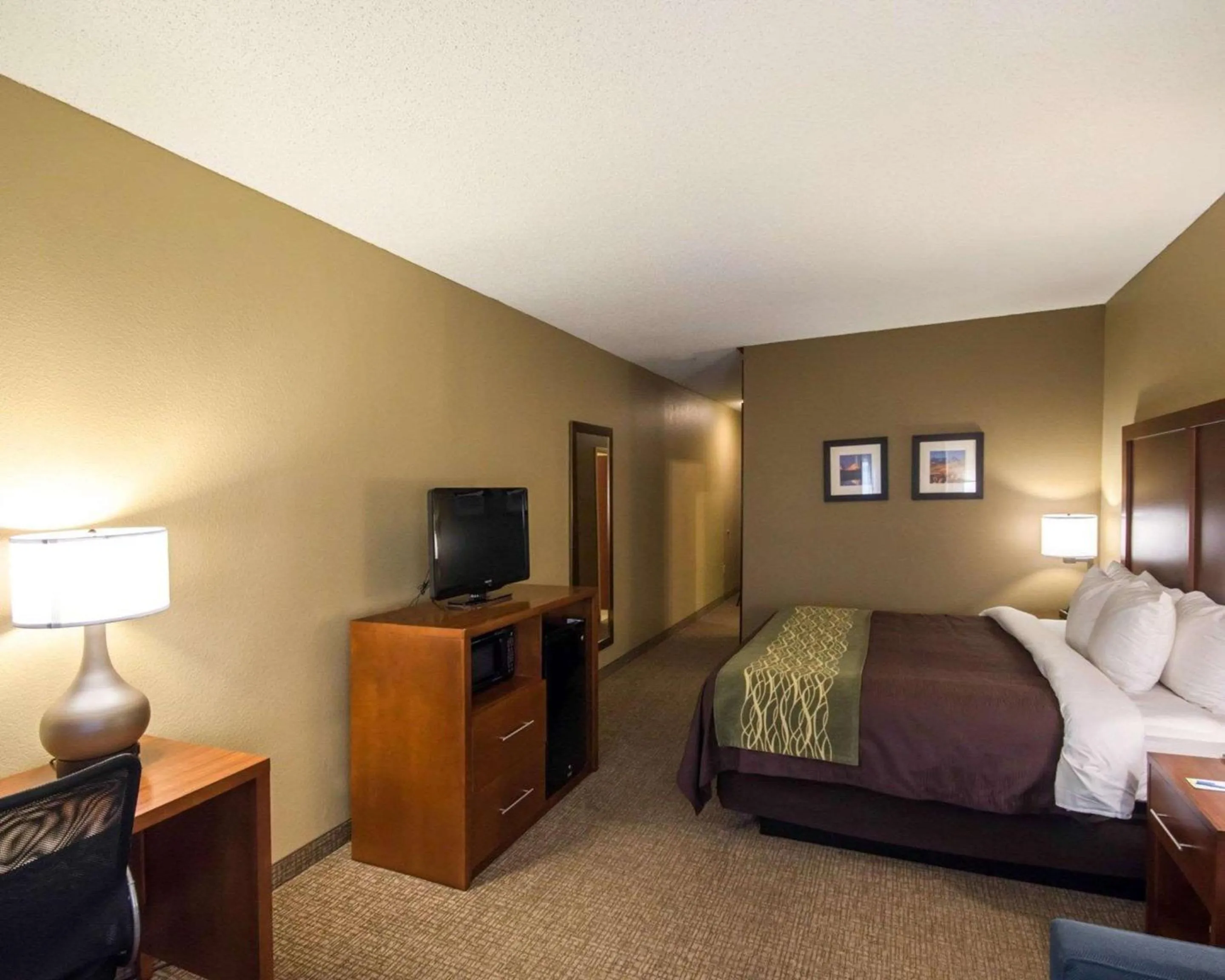 Photo of the whole room, Bed in Comfort Inn & Suites