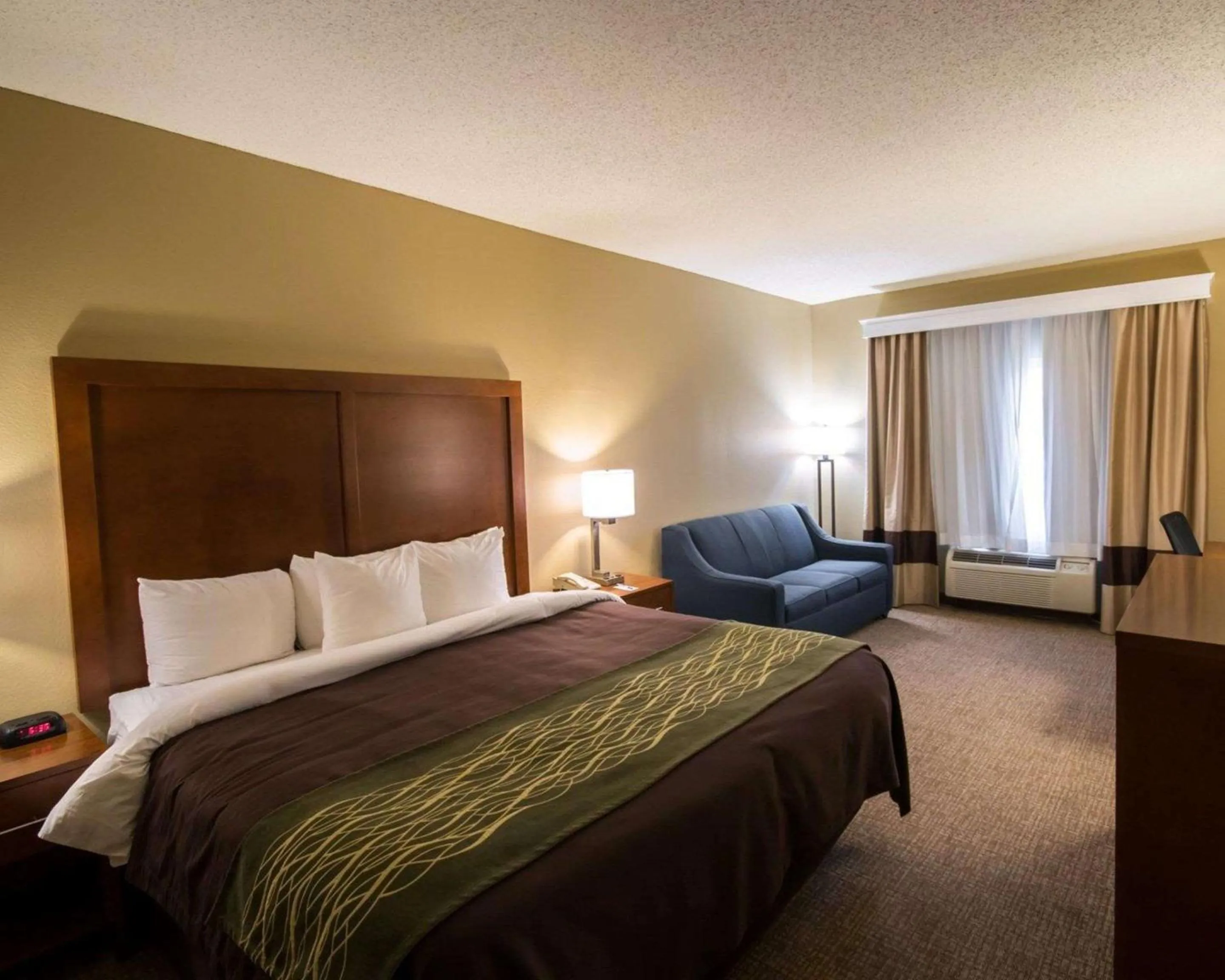 Photo of the whole room, Bed in Comfort Inn & Suites