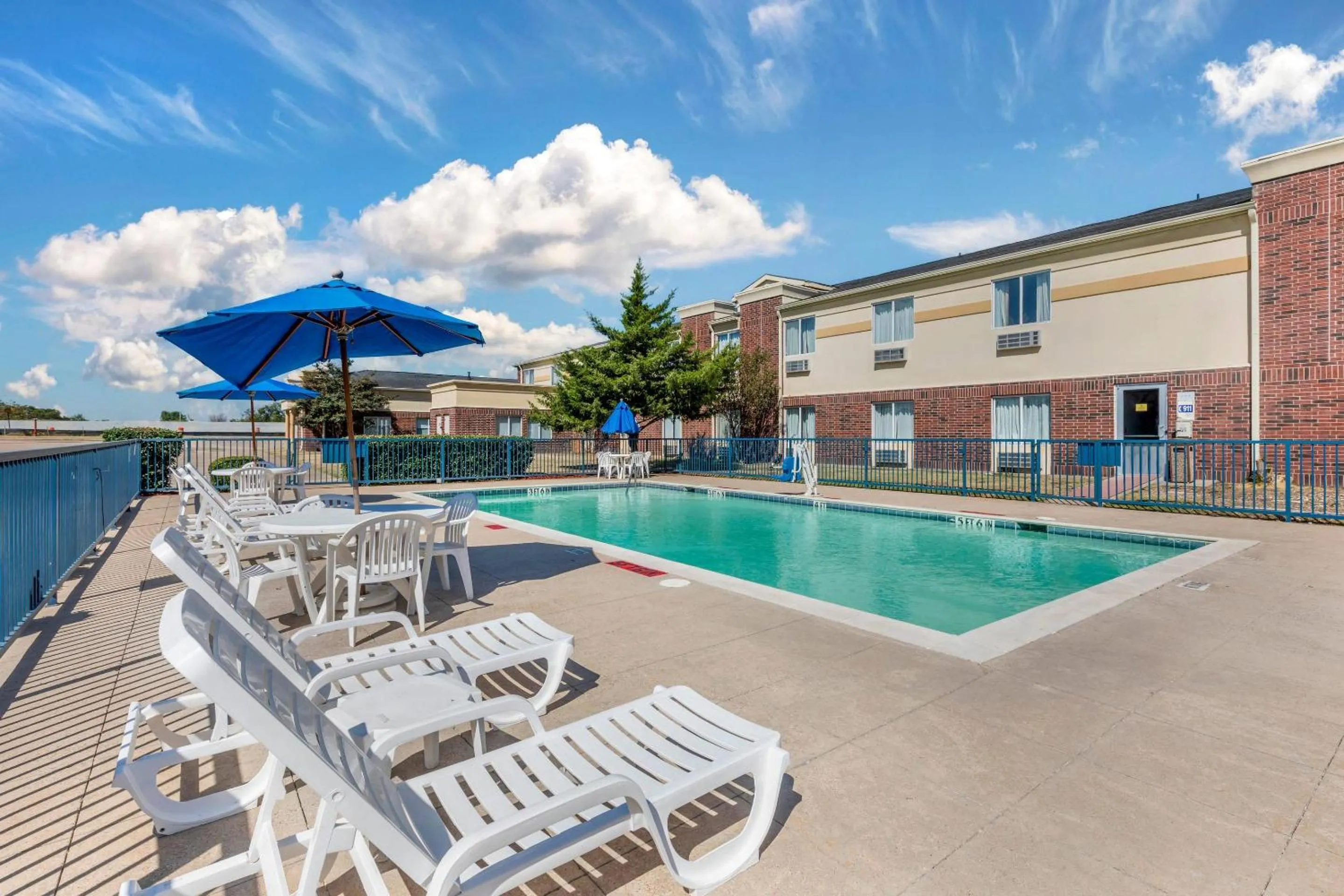 Swimming pool in Comfort Inn & Suites Red Oak - Dallas Area