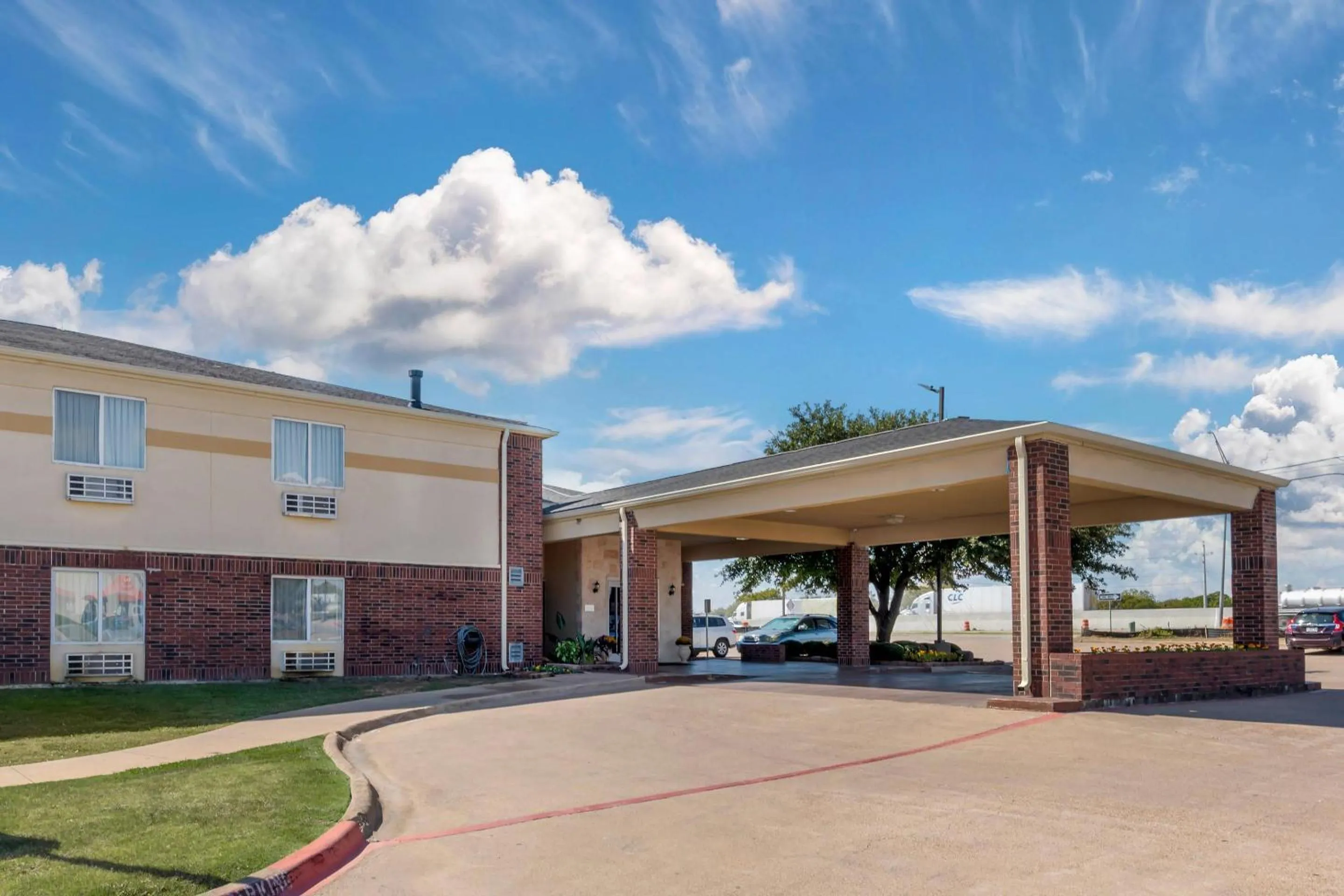 Property building in Comfort Inn & Suites Red Oak - Dallas Area